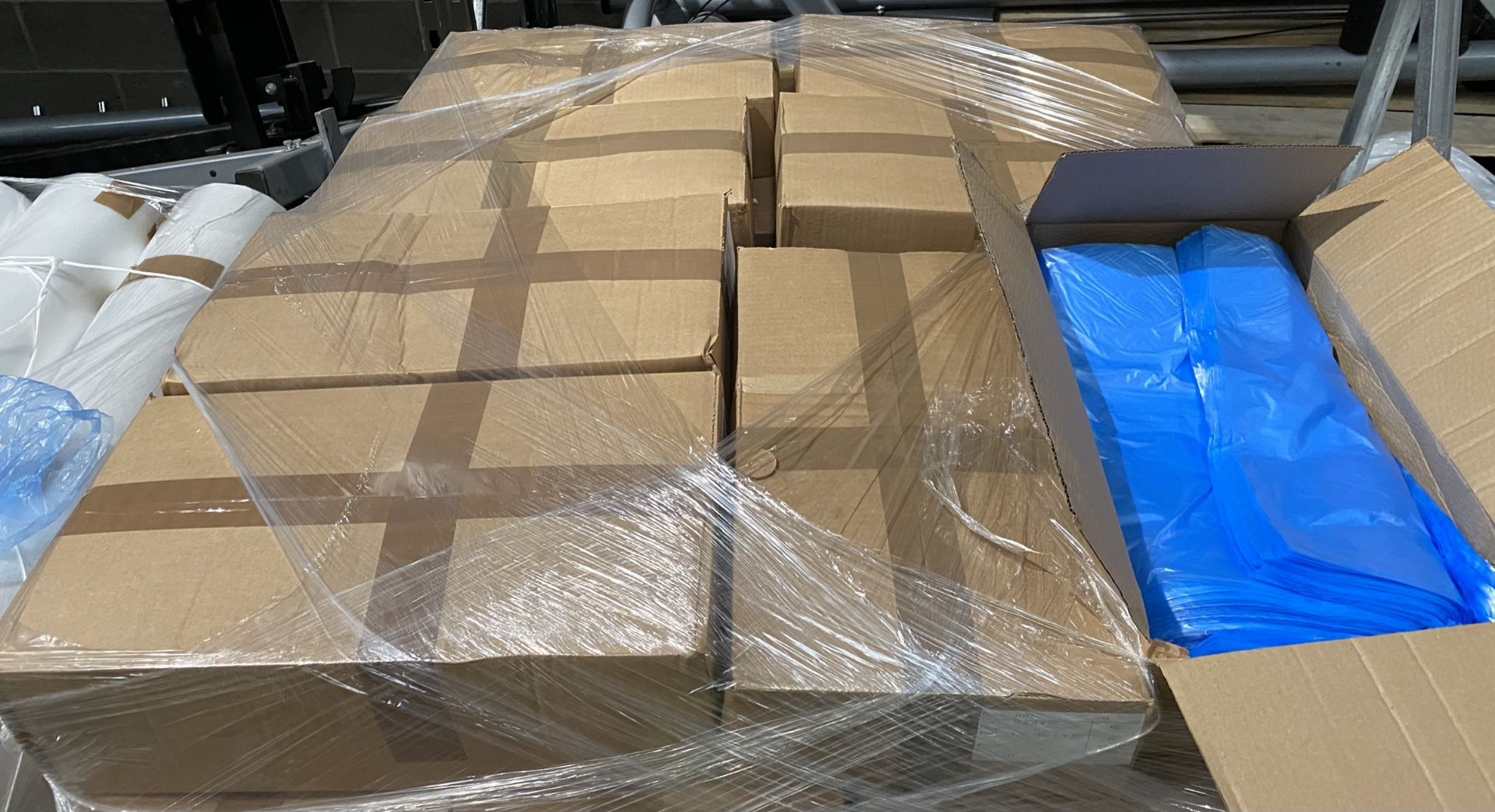 7½ x Boxes of 1,000 x blue tint catering box lining plastic bags.