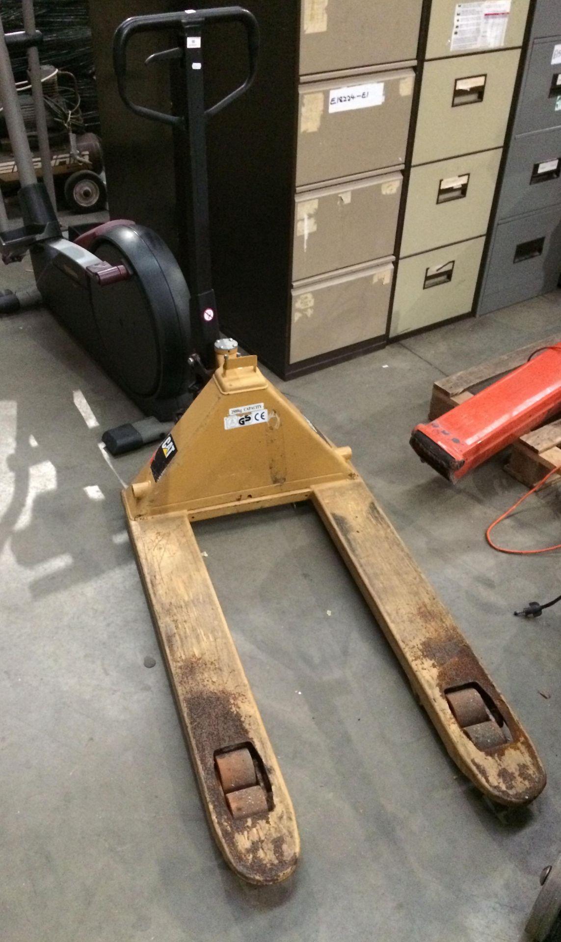 A CAT 2500kg yellow metal pallet truck,