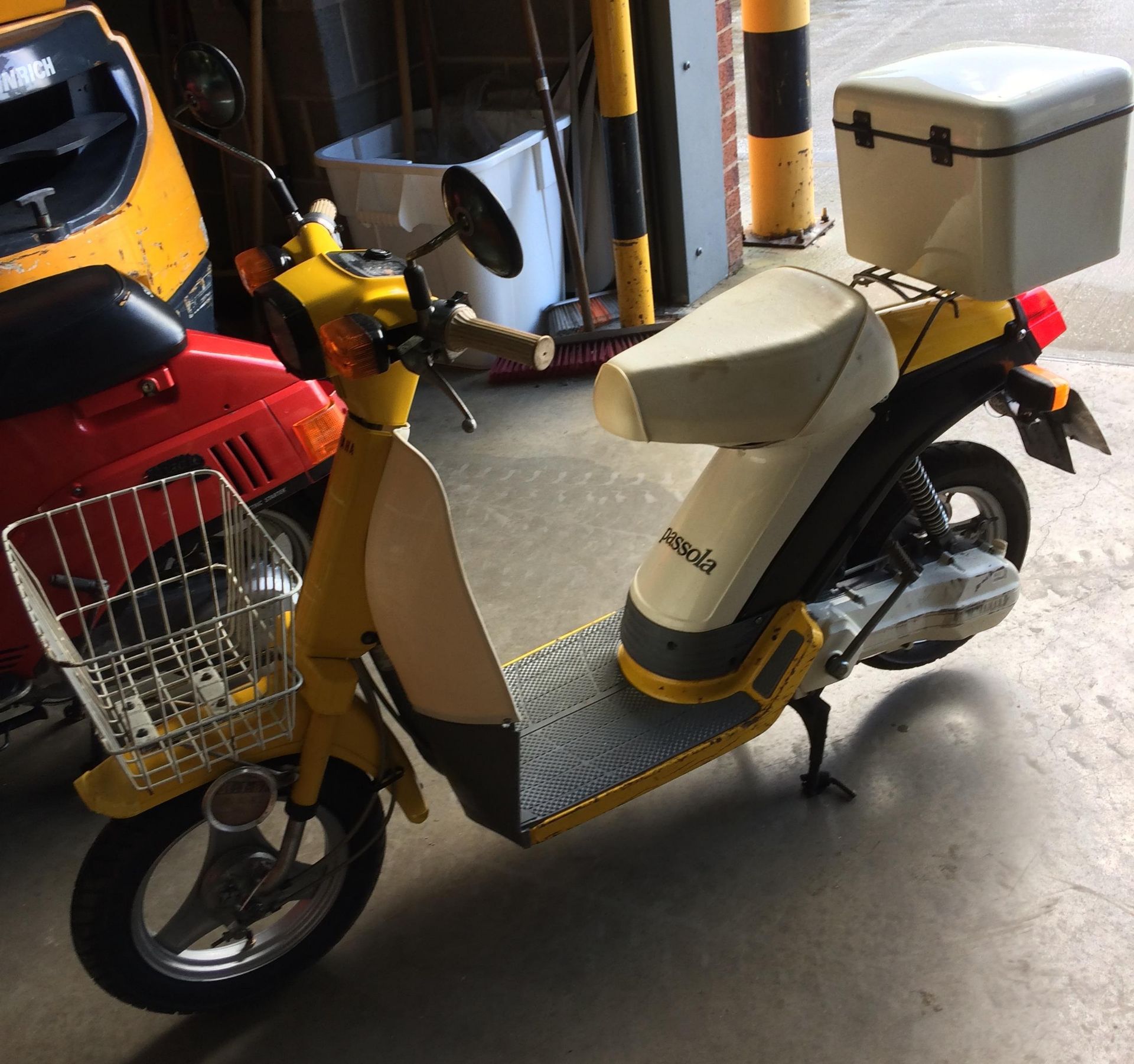 VINTAGE MOPED: YAMAHA PASSOLA 49cc - Petrol - Yellow. Reg No: YNP 831W. Rec MIleage: 3,557+. - Image 2 of 5