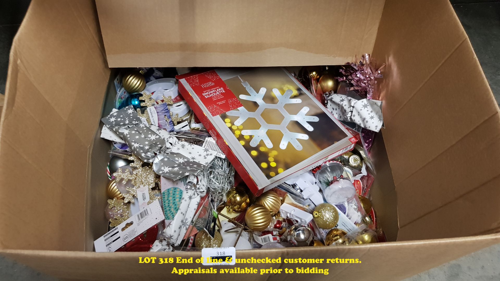 CONTENTS TO A LARGE BOX MIXED CHRISTMAS ITEMS TO INCLUDED FOIL GARLANDS. CRACKERS.