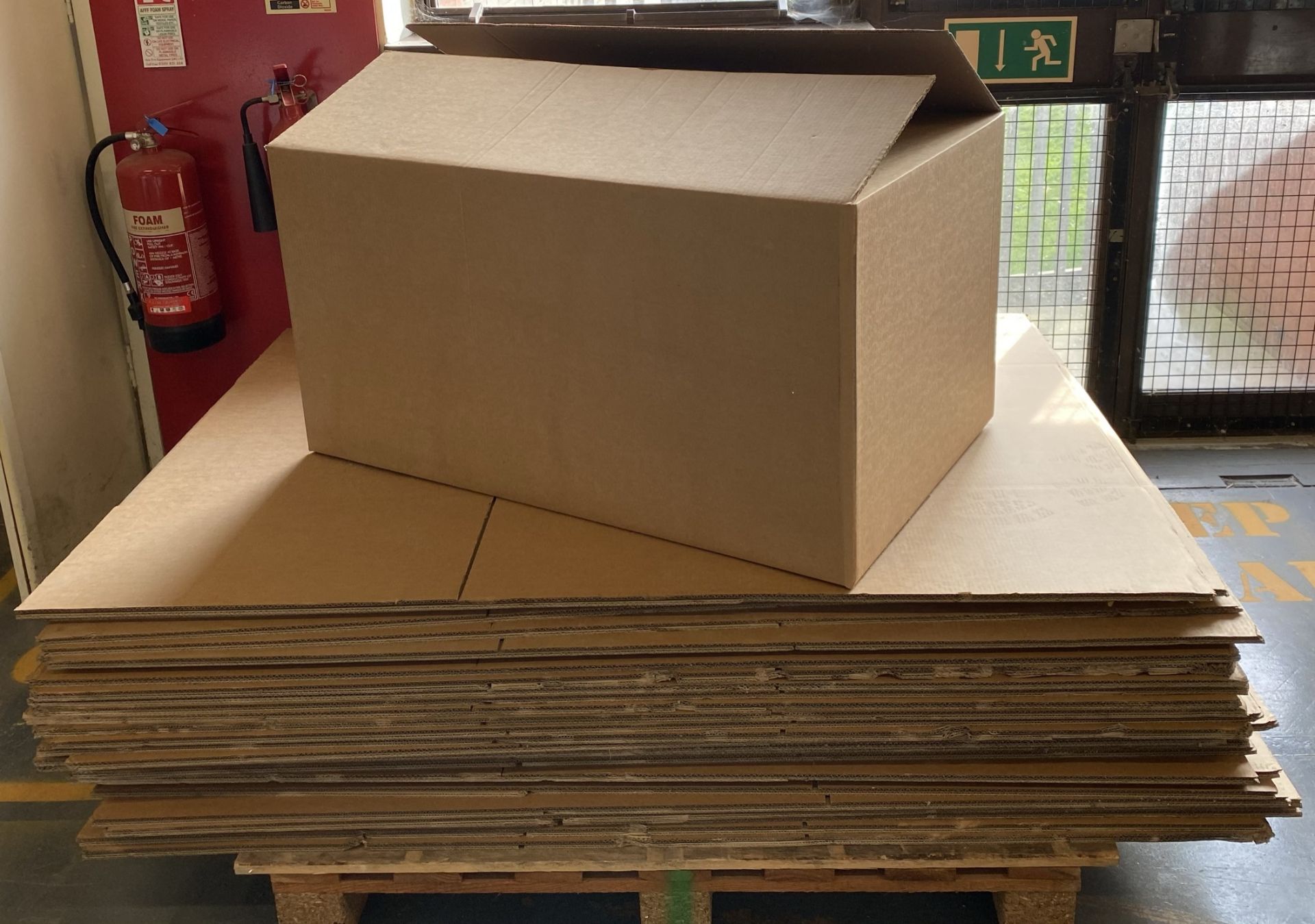 A part pallet of flat pack cardboard box - Image 2 of 2