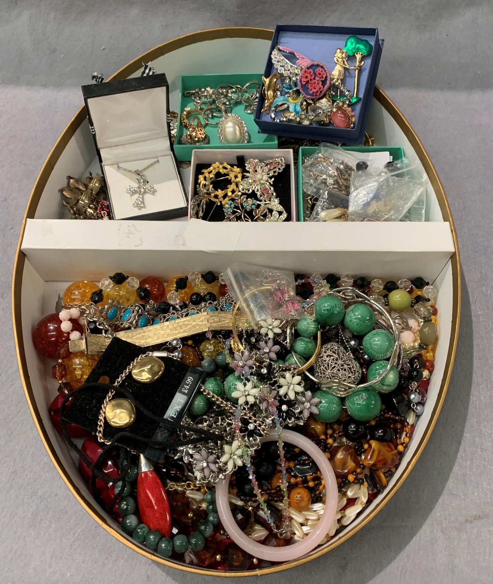 Contents to oval box - quantity of assorted costume jewellery, rings, necklaces, brooches, etc.