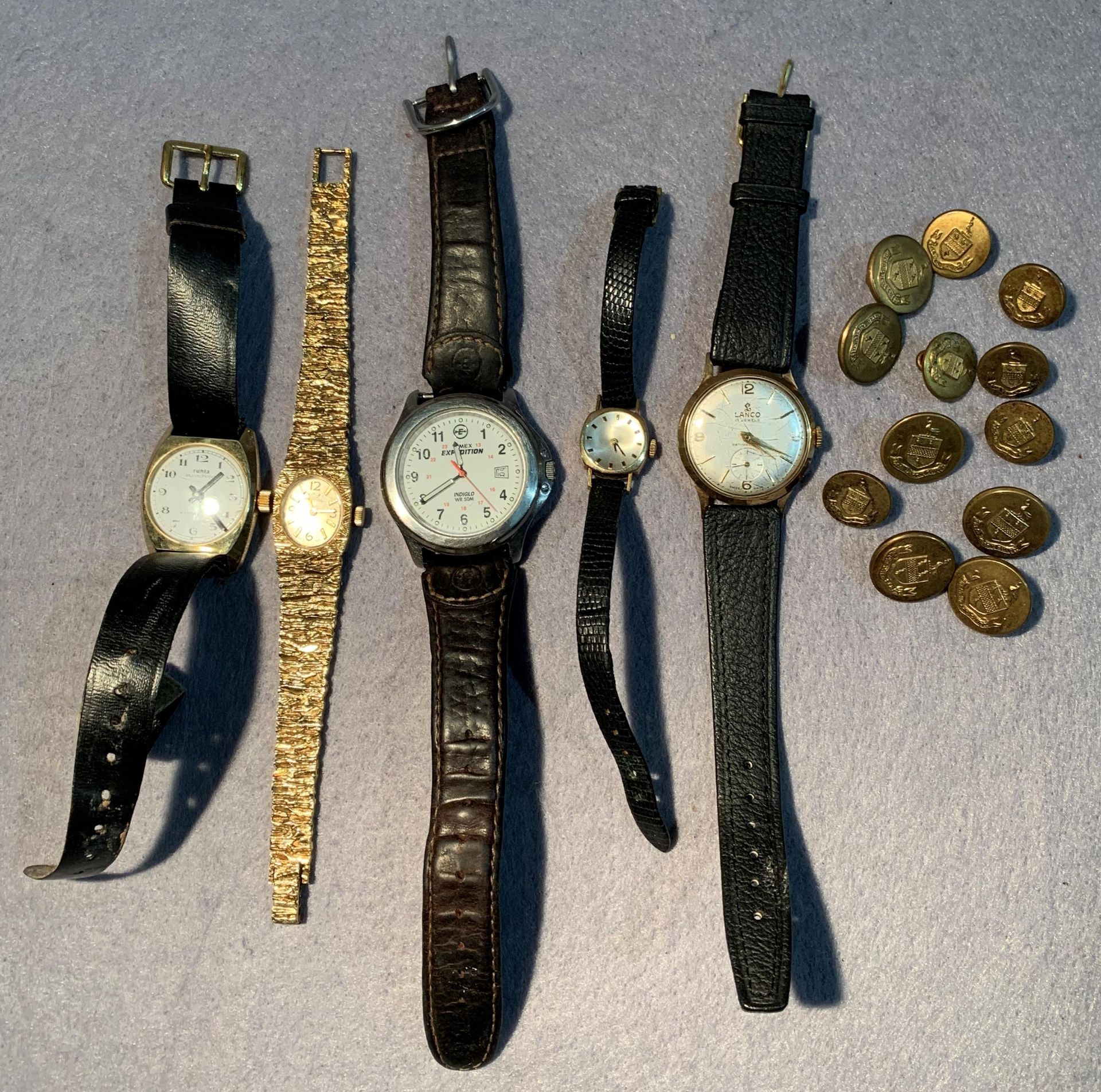 Contents to tub - five various wrist watches and a small quantity of military brass buttons