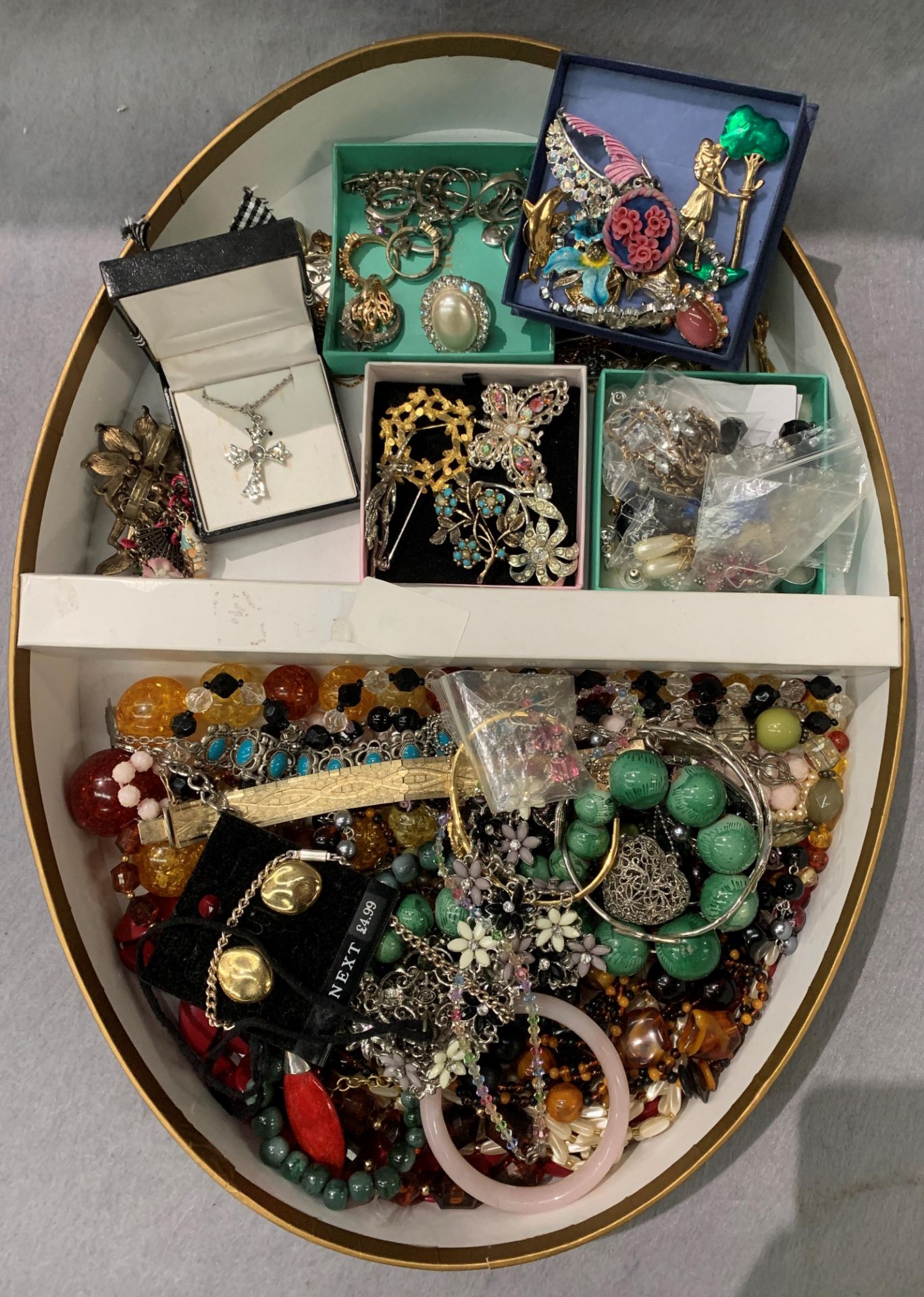 Contents to oval box - quantity of assorted costume jewellery, rings, necklaces, brooches, etc. - Image 2 of 2