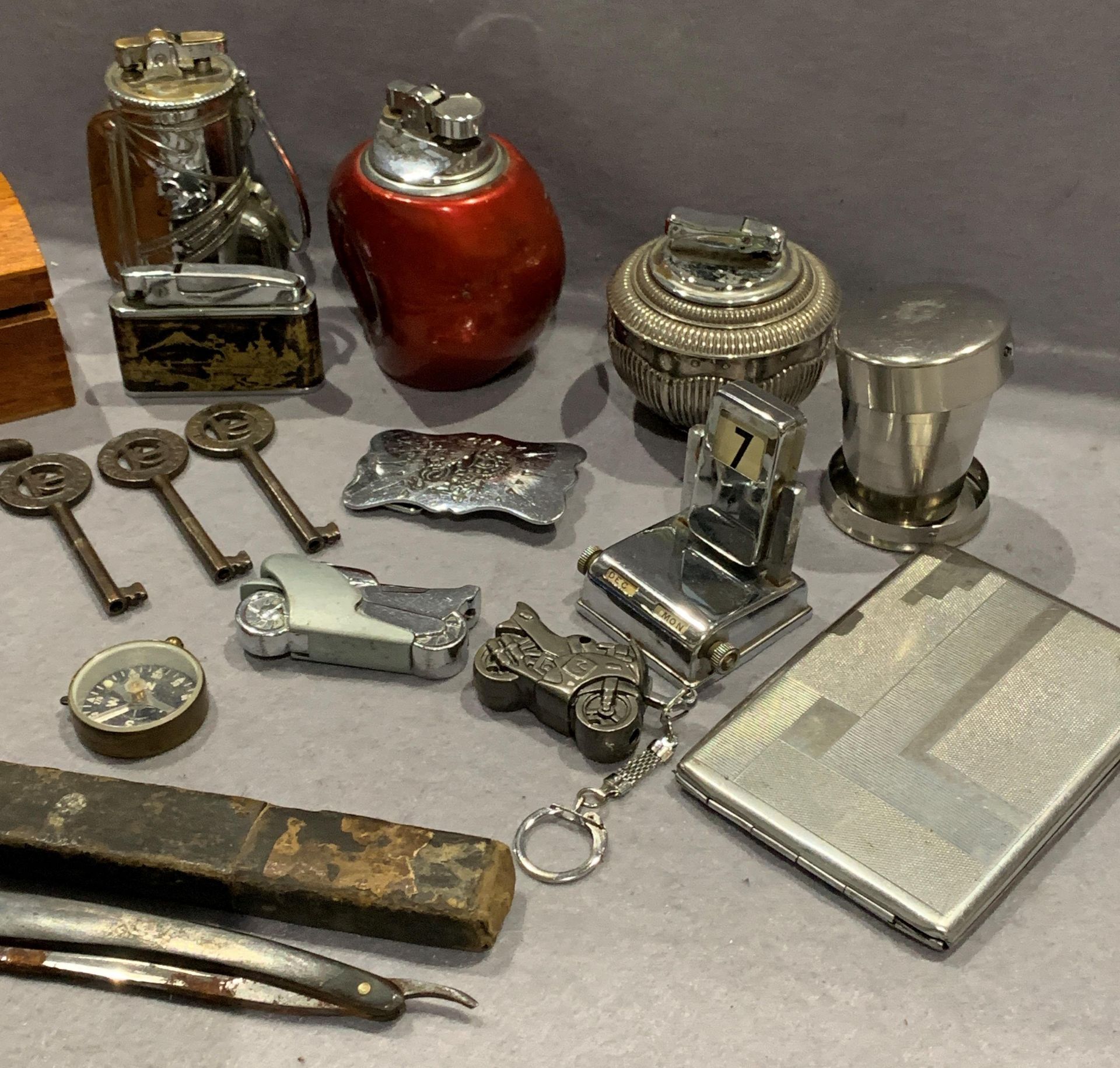 Contents to tray - various lighters, Art Deco style date calendar, cigarette case, - Image 3 of 4