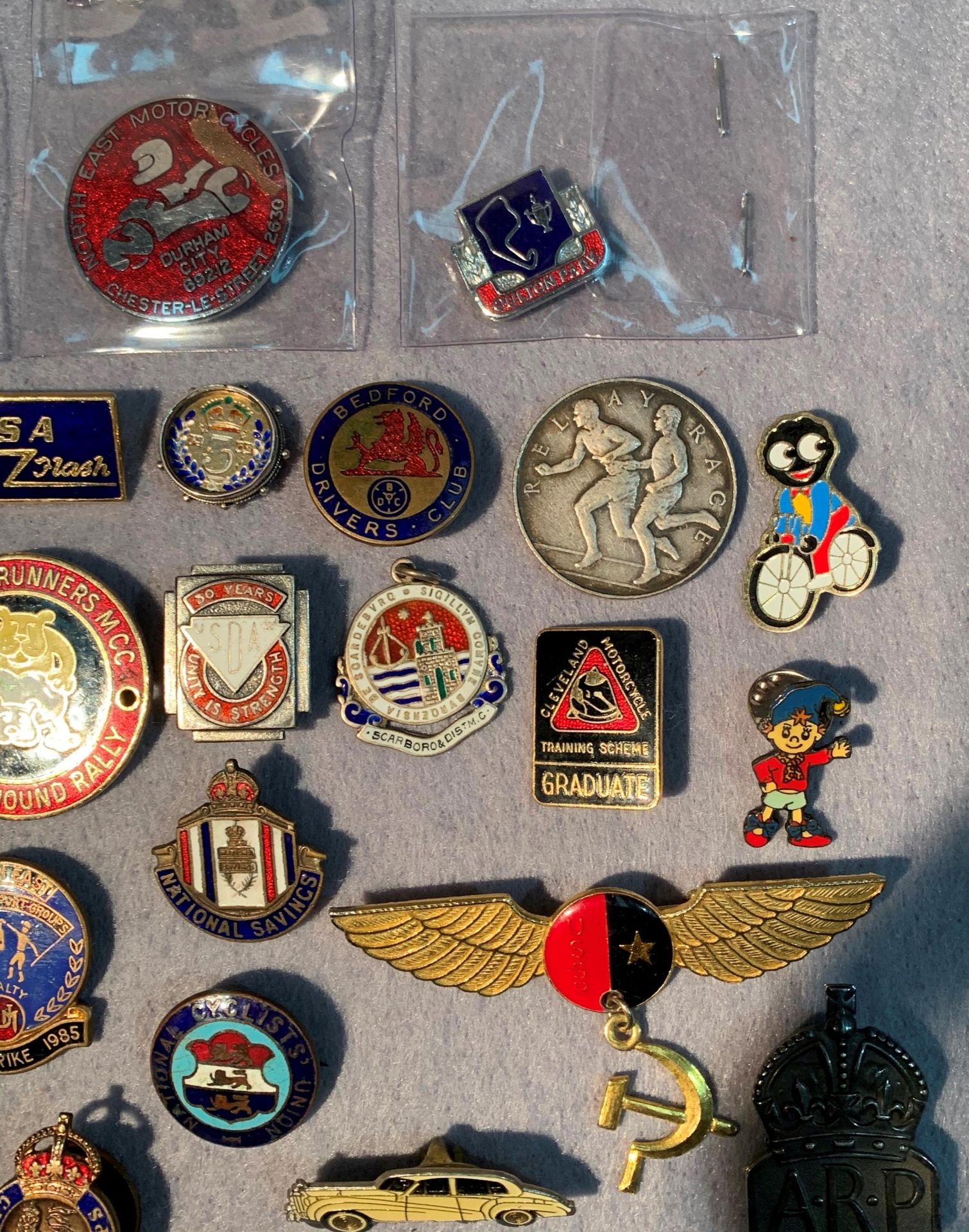 Contents to tub - thirty assorted badges - Image 4 of 5