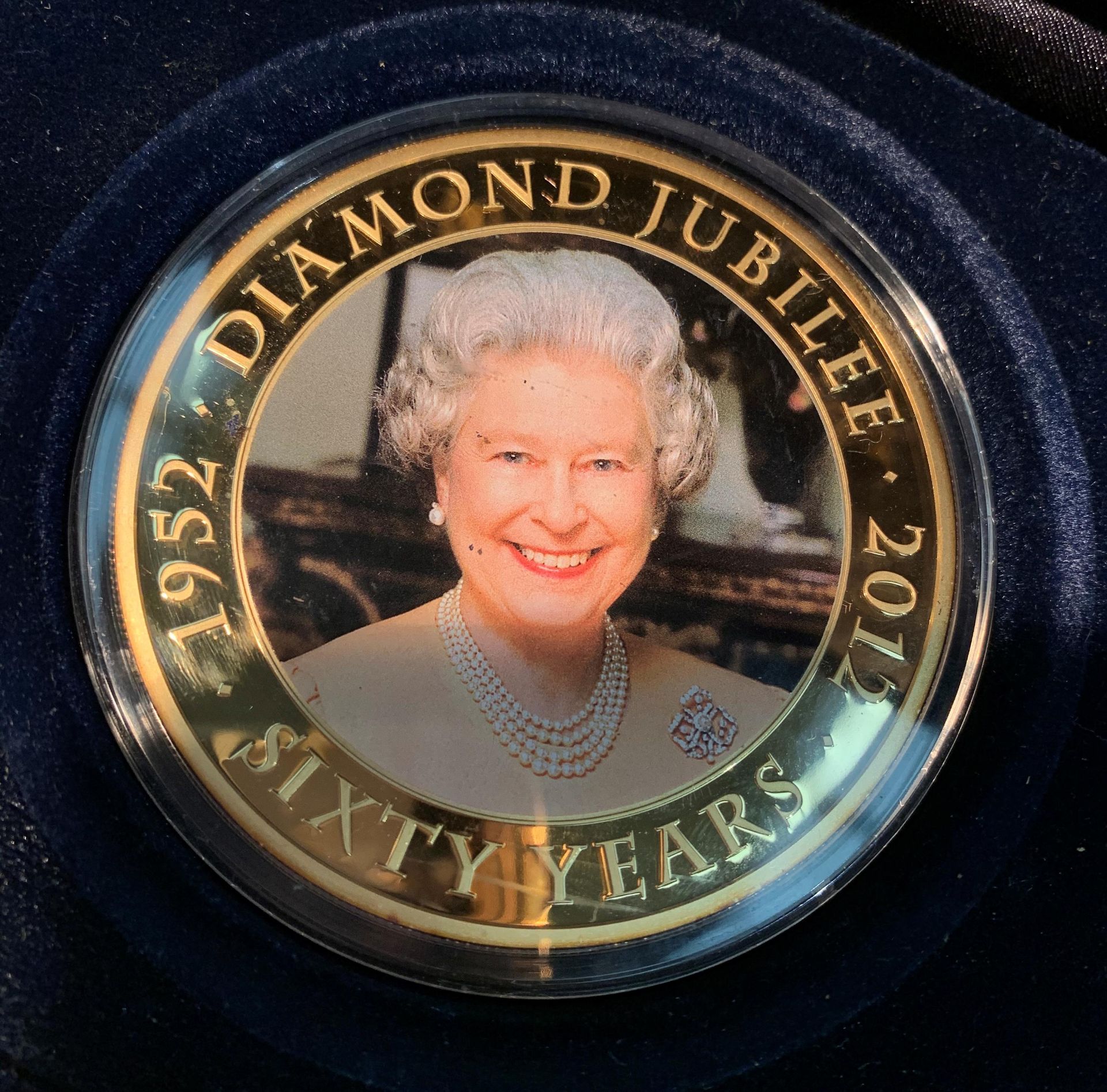 A Diamond Jubilee 5 dollar 65mm copper with 24 carat gold plating Cook Island coin in case - Image 2 of 2