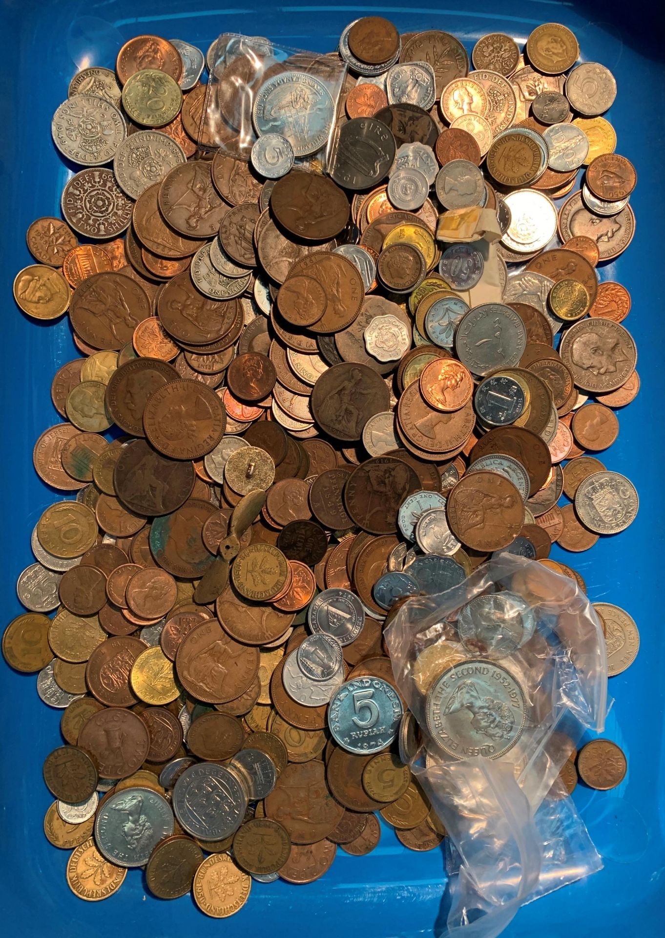 Contents to tray and album - a large quantity of GB and World coins including a number of early - Image 2 of 4