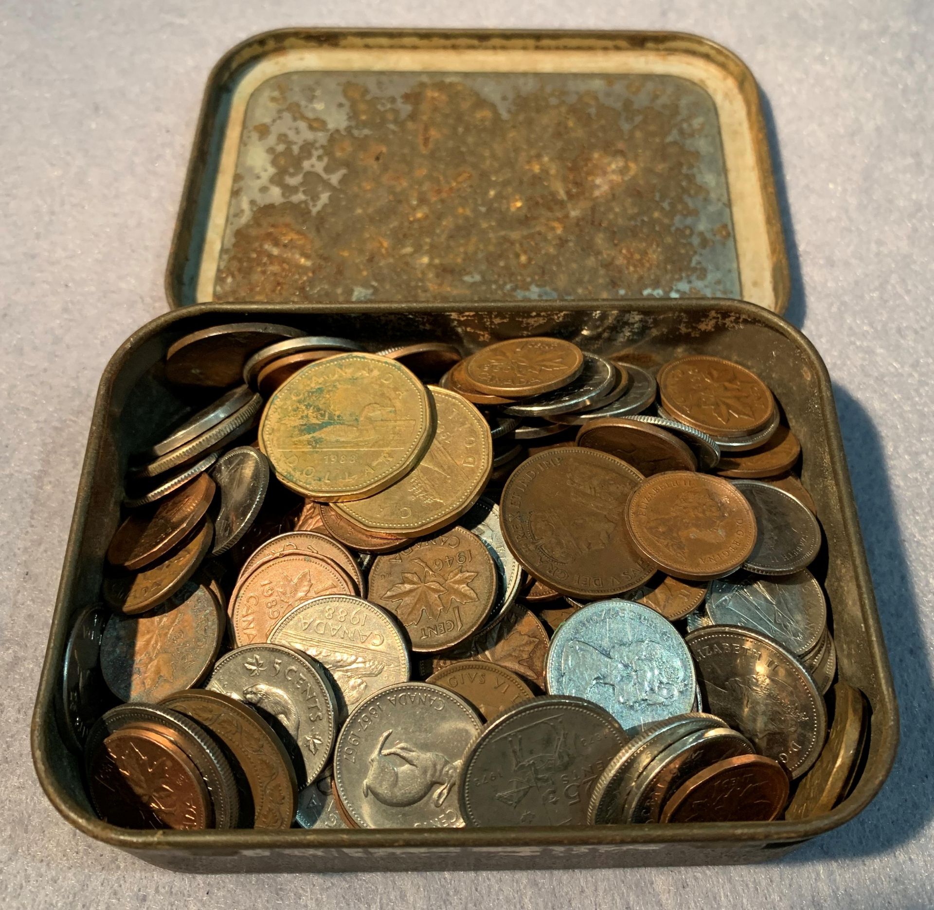 Contents to tin - assorted Canadian coins