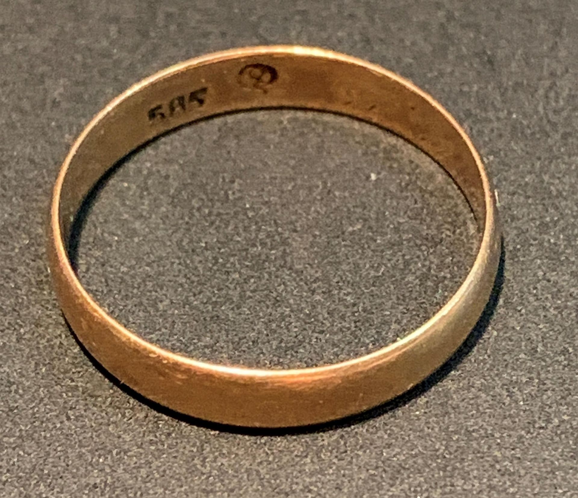 A 14ct gold wedding band, size M/N, approximate weight 1.