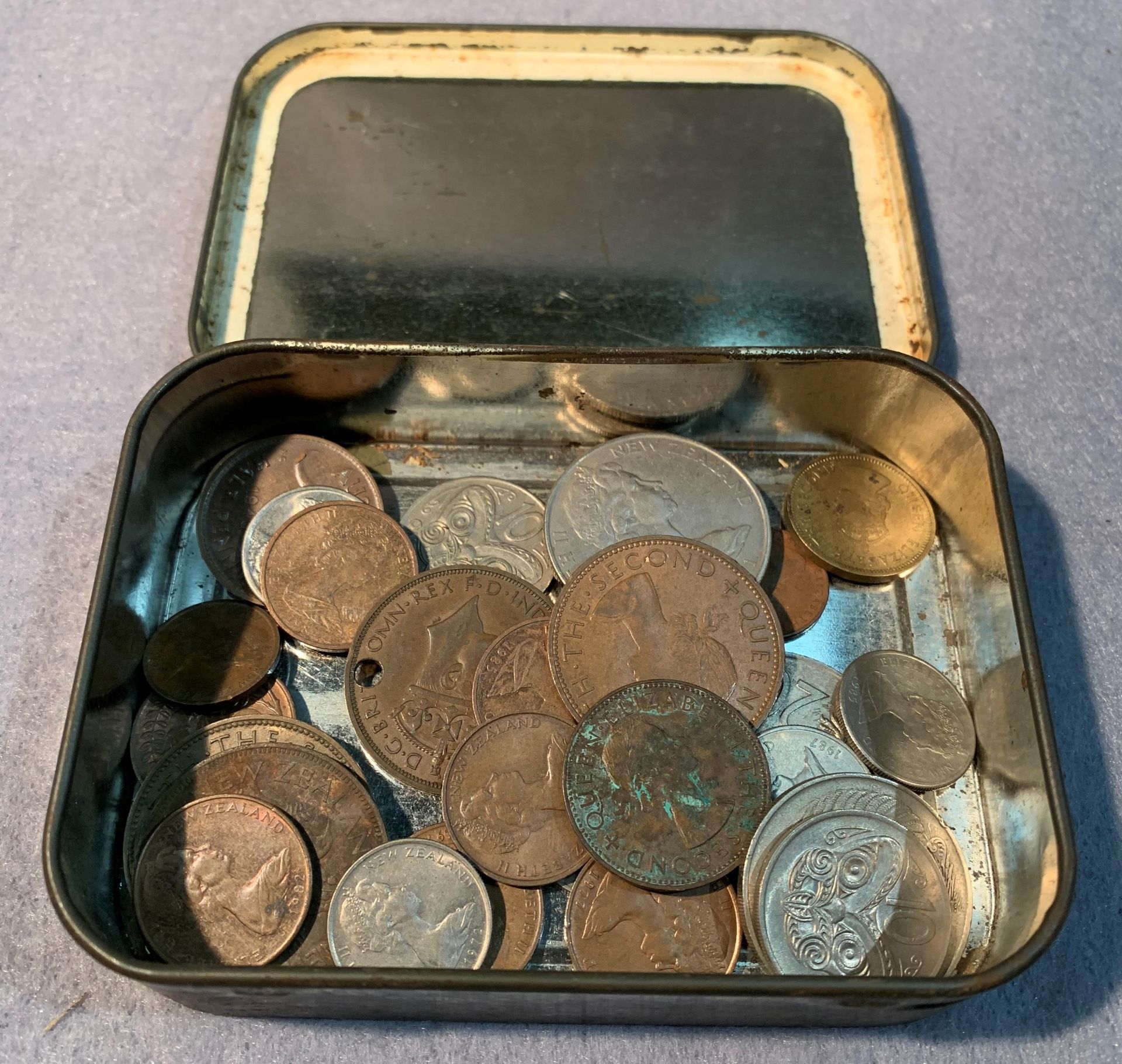 Contents to tin - assorted New Zealand coins