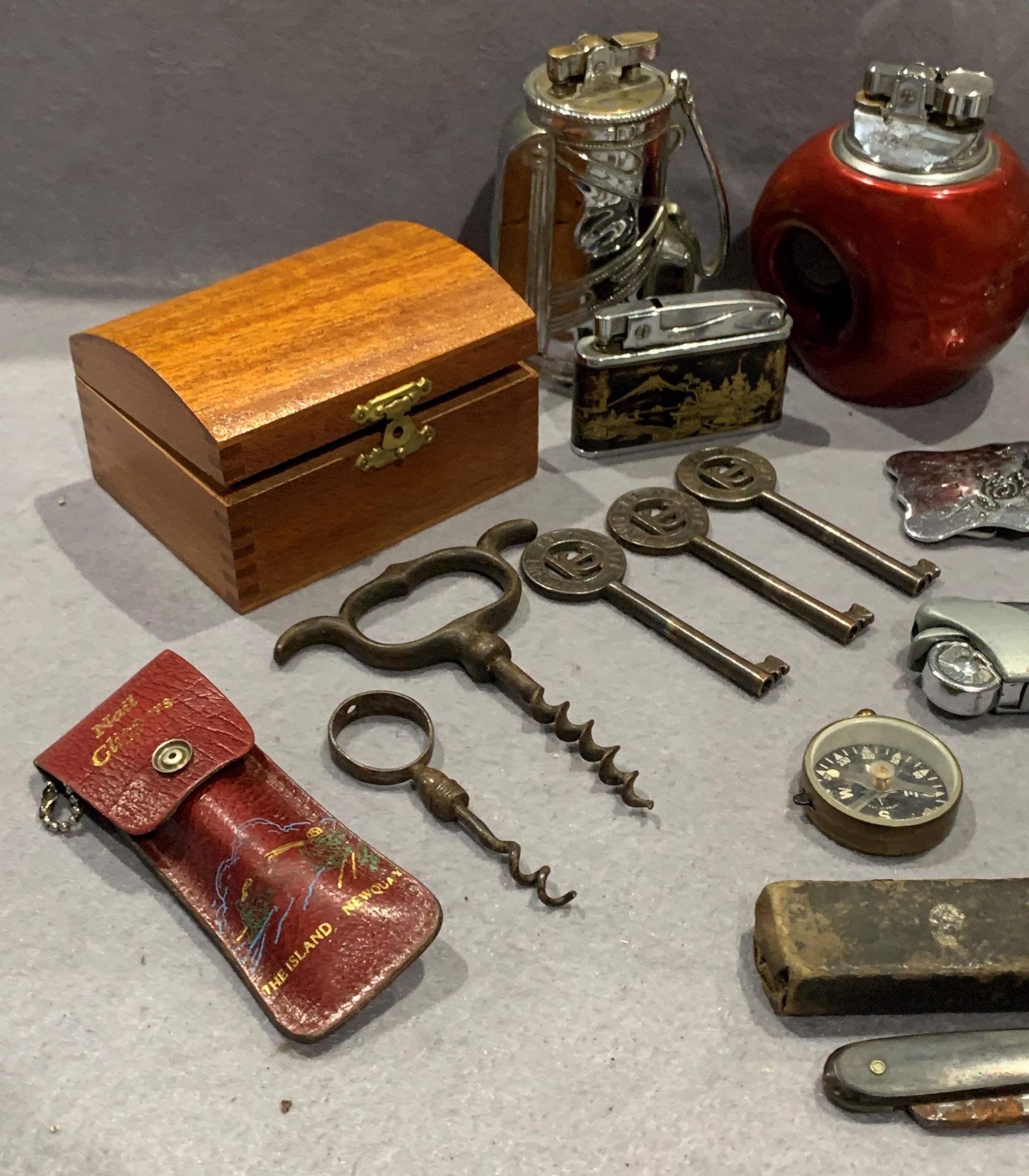 Contents to tray - various lighters, Art Deco style date calendar, cigarette case, - Image 2 of 4