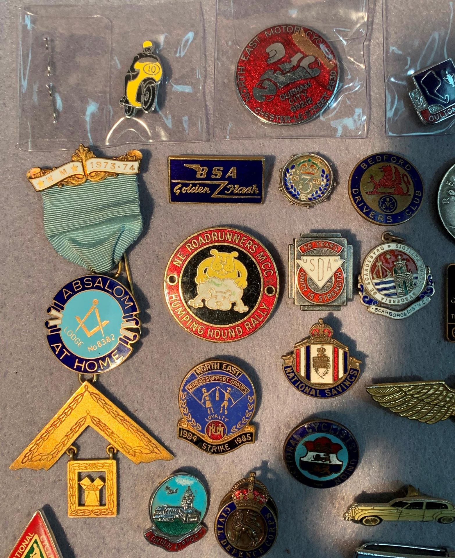 Contents to tub - thirty assorted badges - Image 5 of 5