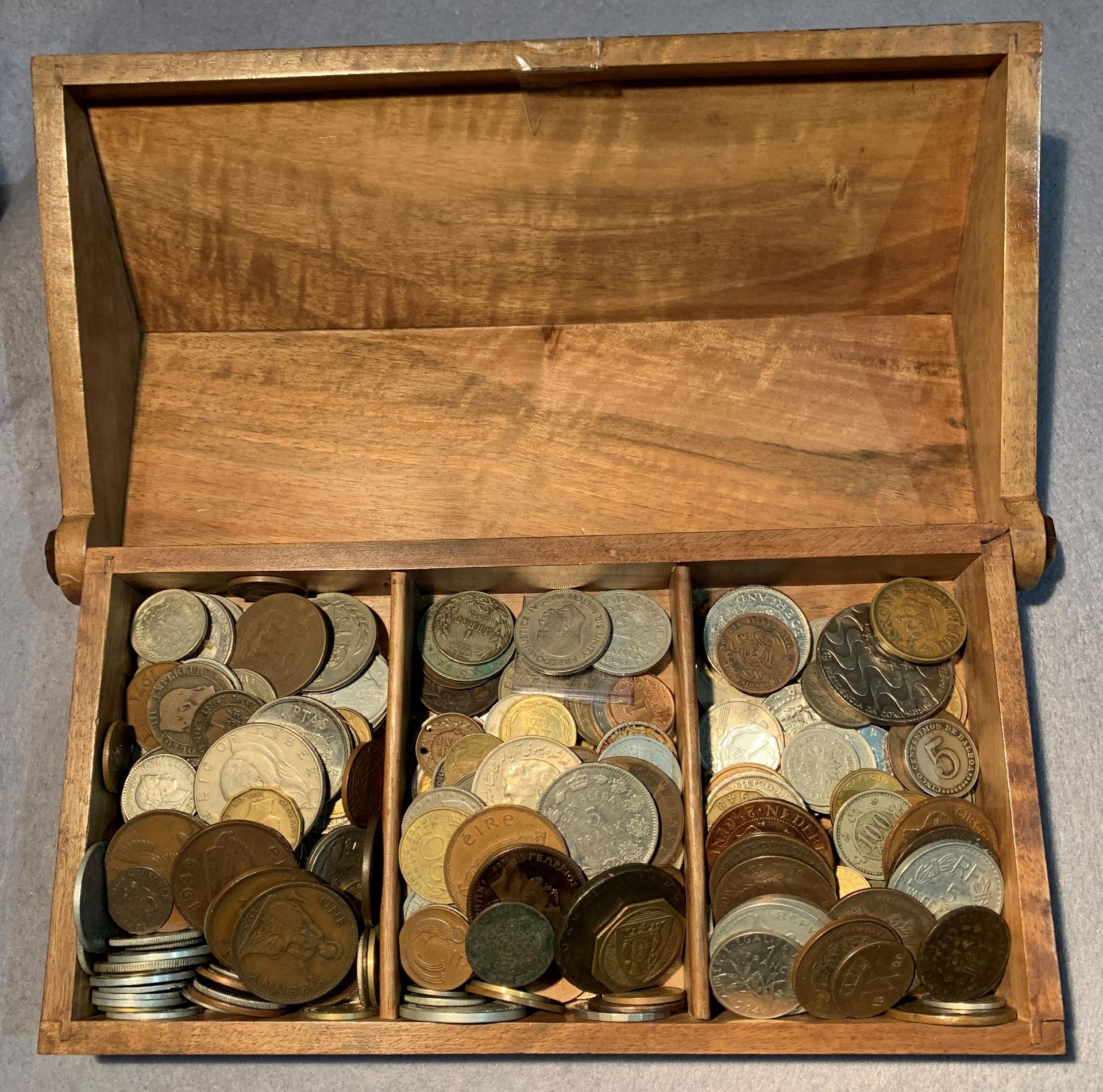 Contents to carved wooden box - assorted world coins