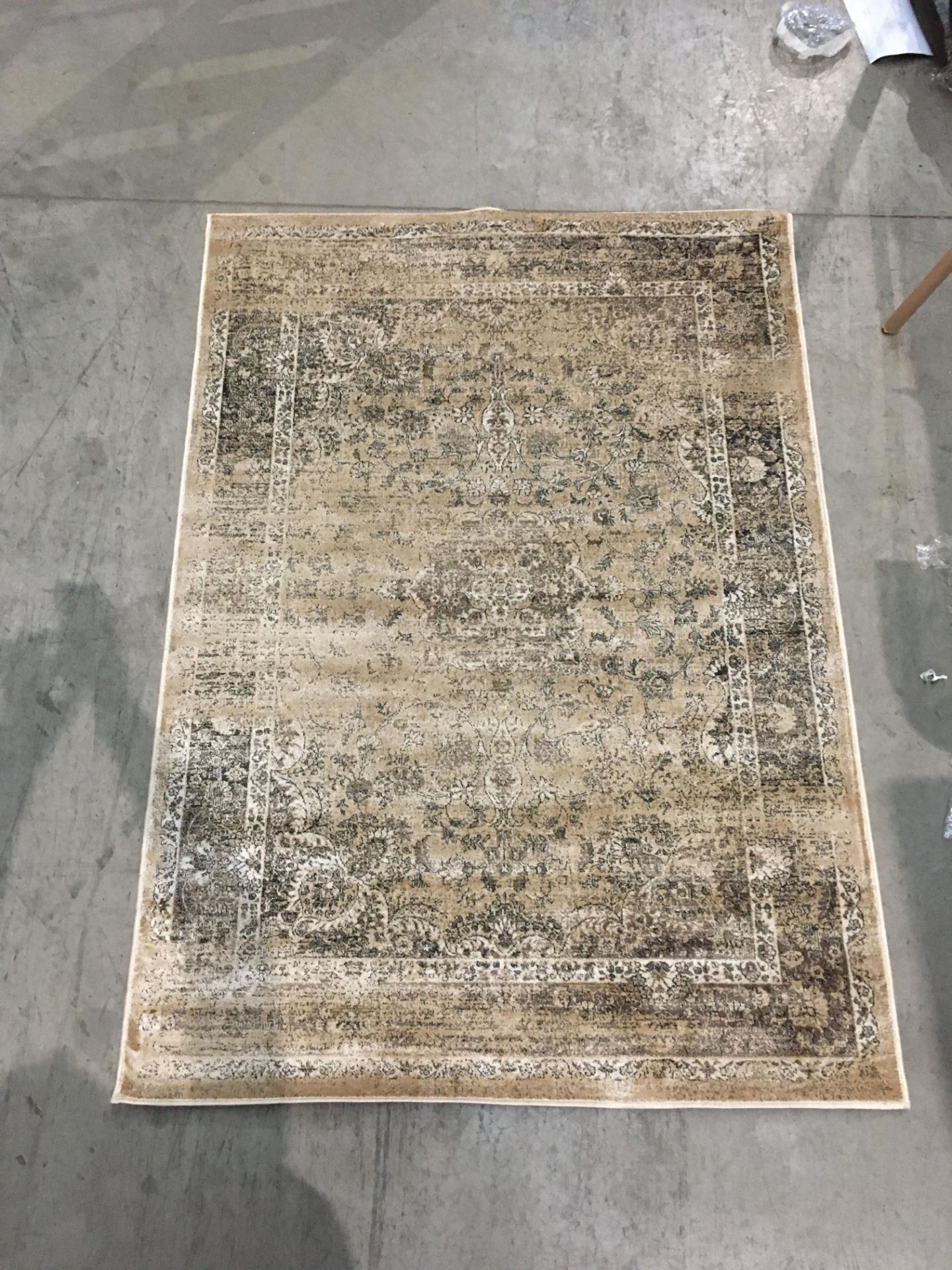 A Safavieh Vintage 493 rug - 4' x 5'7