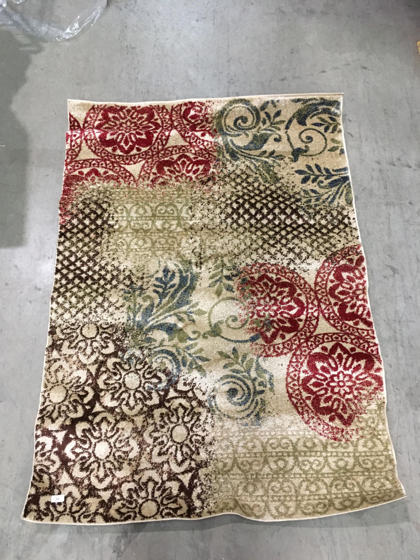 A Floral patterned design rug in beige/r