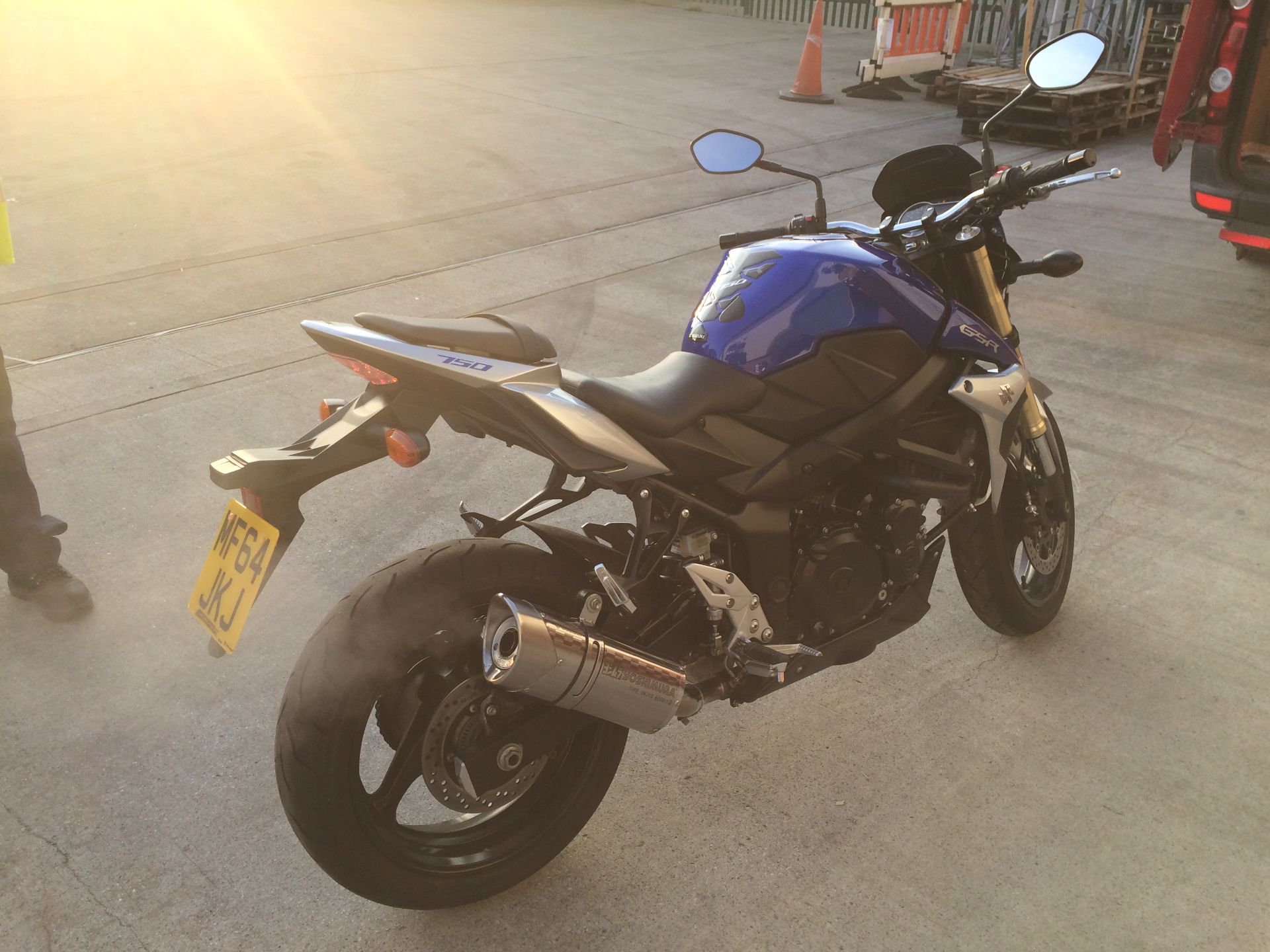 SUZUKI GSR 750 AL4 MOTORCYCLE - petrol - blue/silver * ON INSTRUCTIONS RECEIVED FROM THE INSOLVENCY - Image 4 of 5