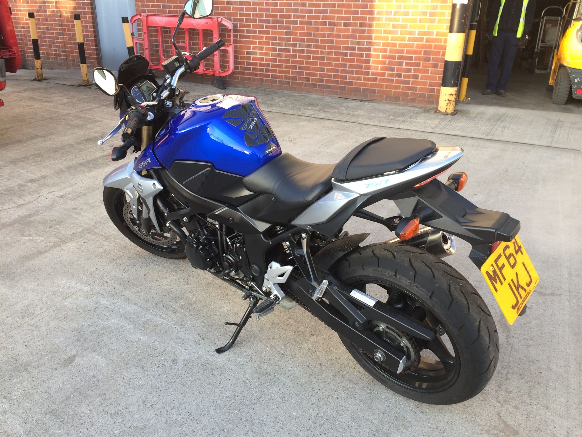 SUZUKI GSR 750 AL4 MOTORCYCLE - petrol - blue/silver * ON INSTRUCTIONS RECEIVED FROM THE INSOLVENCY - Image 3 of 5