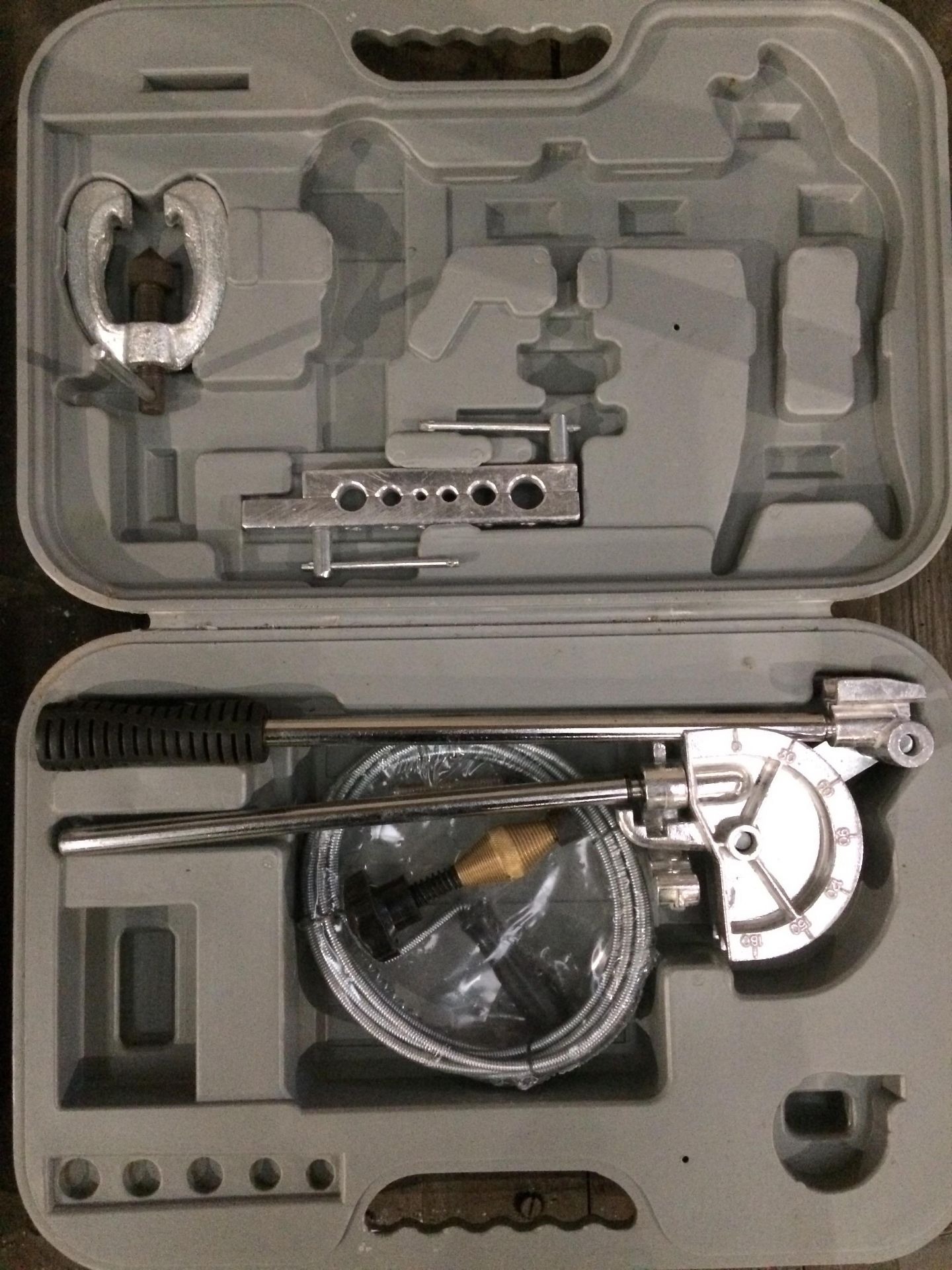 A small pipe bender in grey plastic case (accessories incomplete)