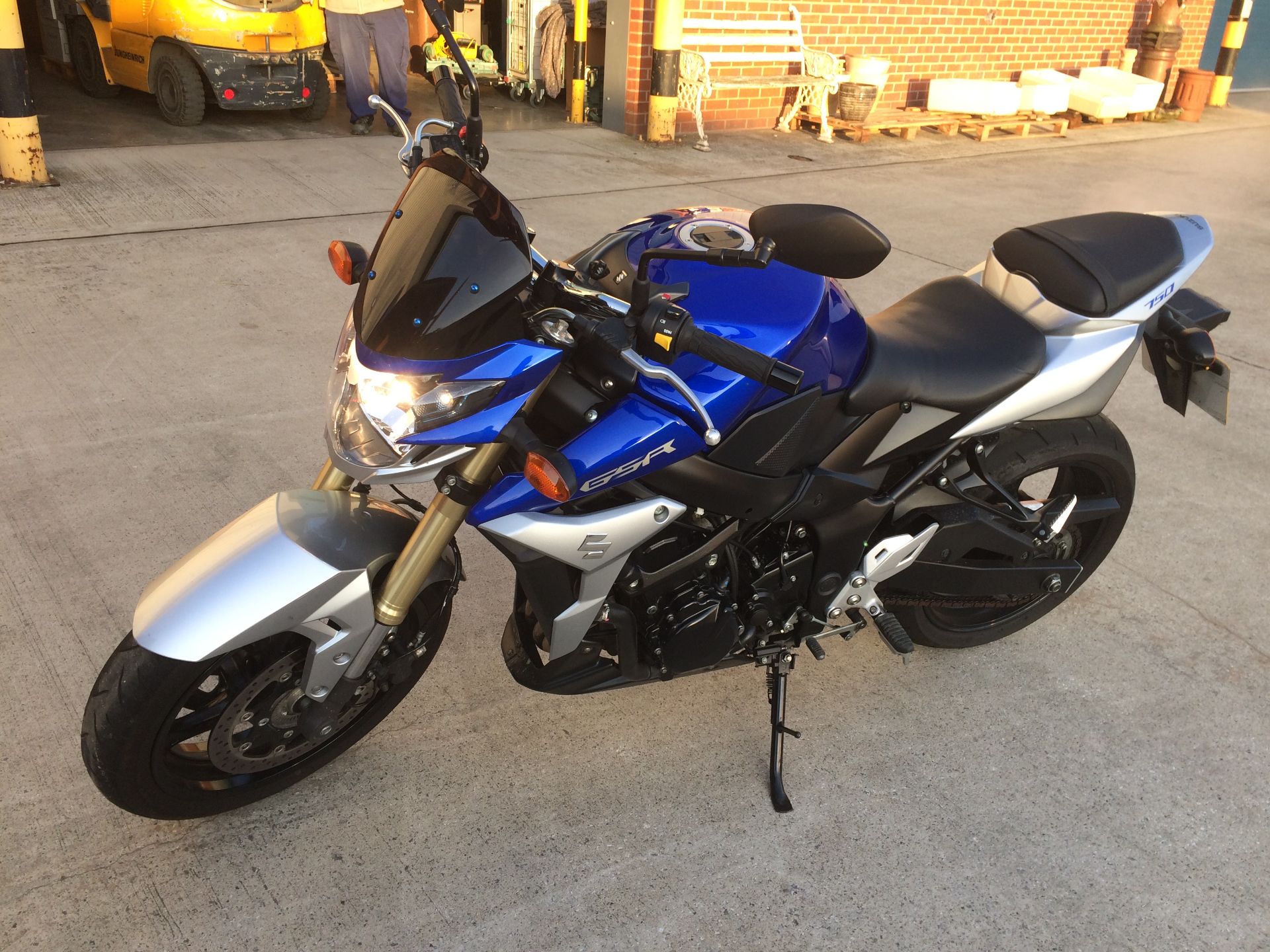 SUZUKI GSR 750 AL4 MOTORCYCLE - petrol - blue/silver * ON INSTRUCTIONS RECEIVED FROM THE INSOLVENCY - Image 2 of 5