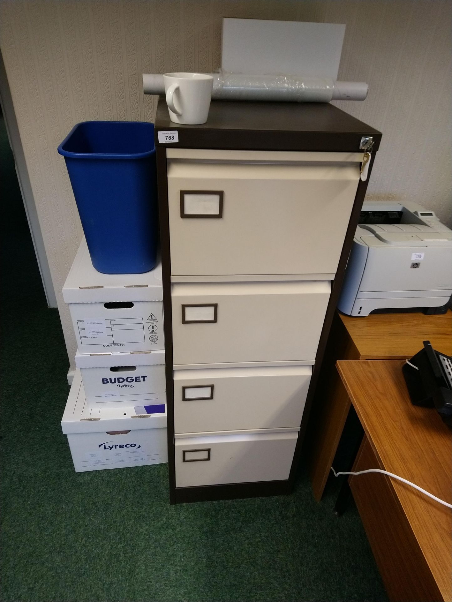 2 x 4 drawer metal filing cabinets - Image 2 of 2