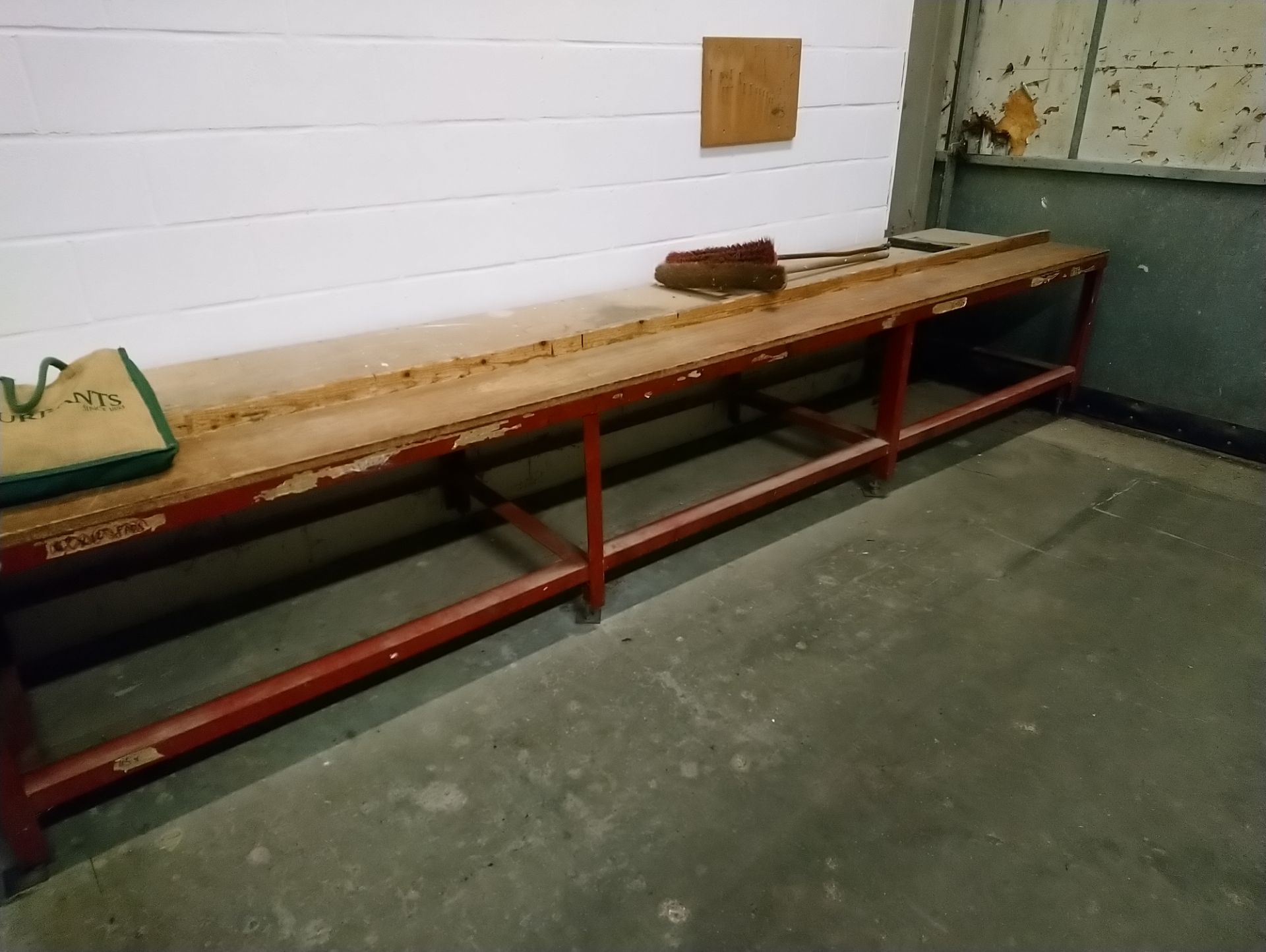 Metal framed work bench with wooden top (4.40m x 0.
