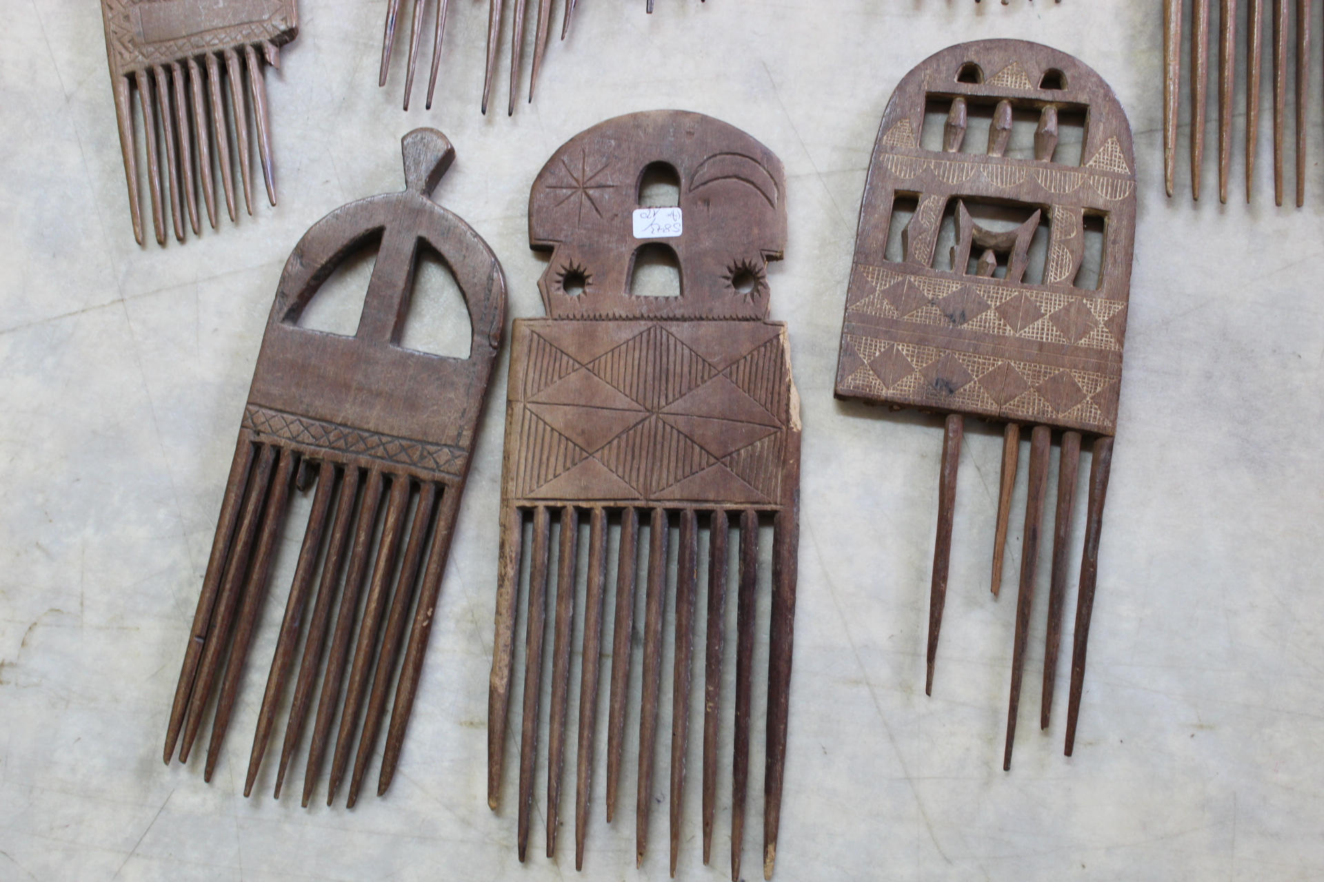 A large group of West African Ashanti combs - Image 4 of 6