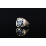 A gents 9ct gold signet ring set with hematite