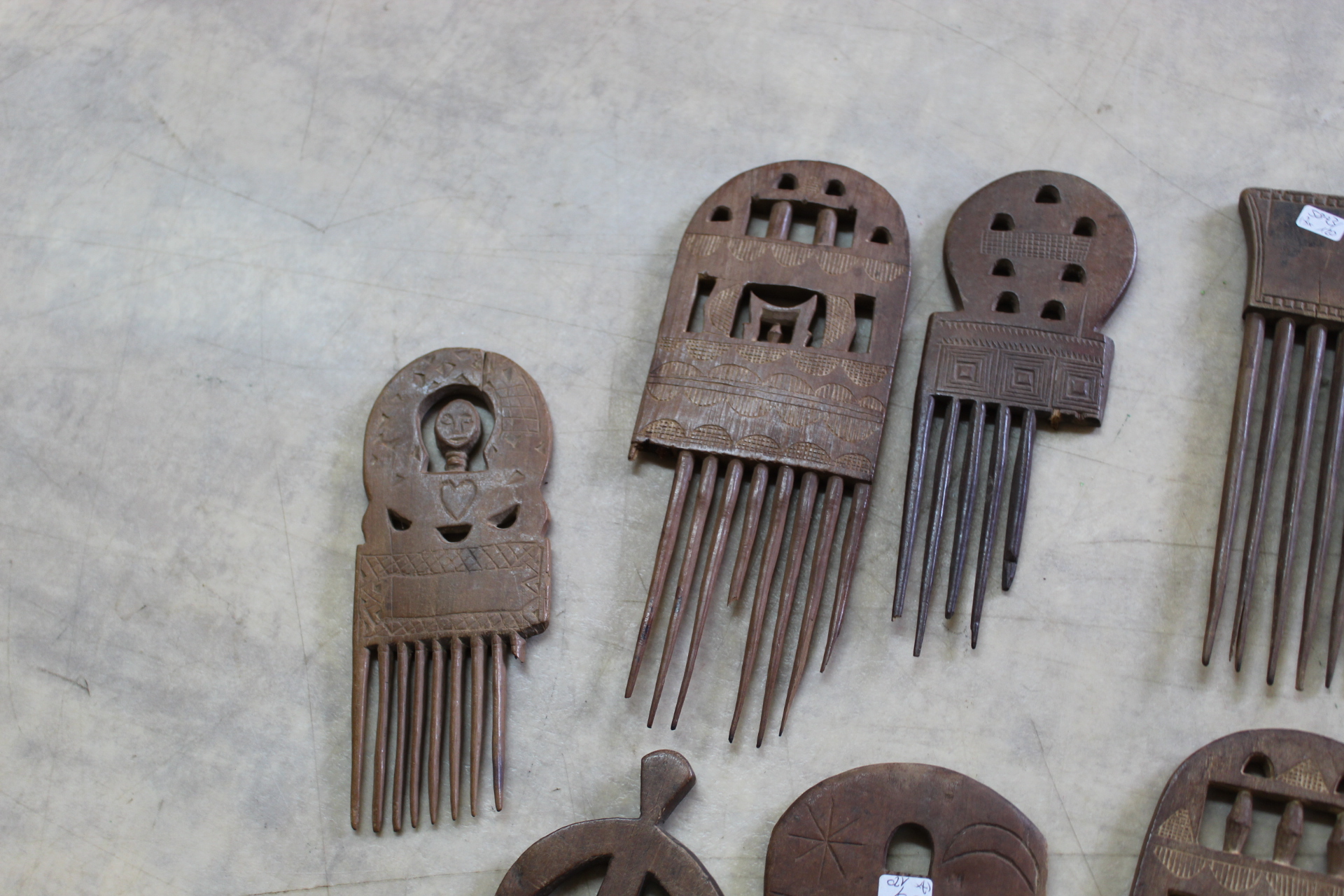 A large group of West African Ashanti combs - Image 3 of 6