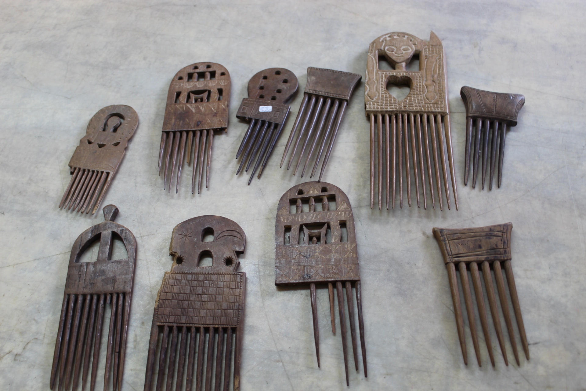 A large group of West African Ashanti combs - Image 2 of 6