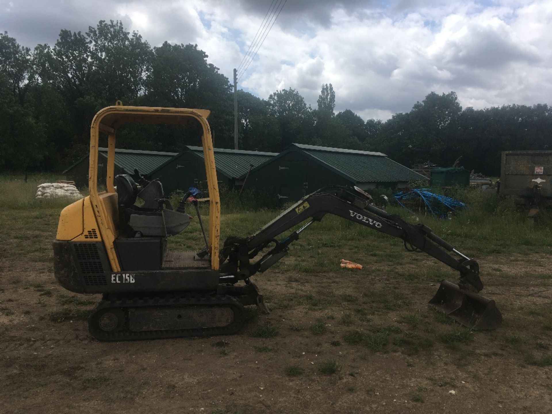 Volvo EC15B mini digger c/w 2 buckets. Stored near Woodbridge, Suffolk. - Image 2 of 4