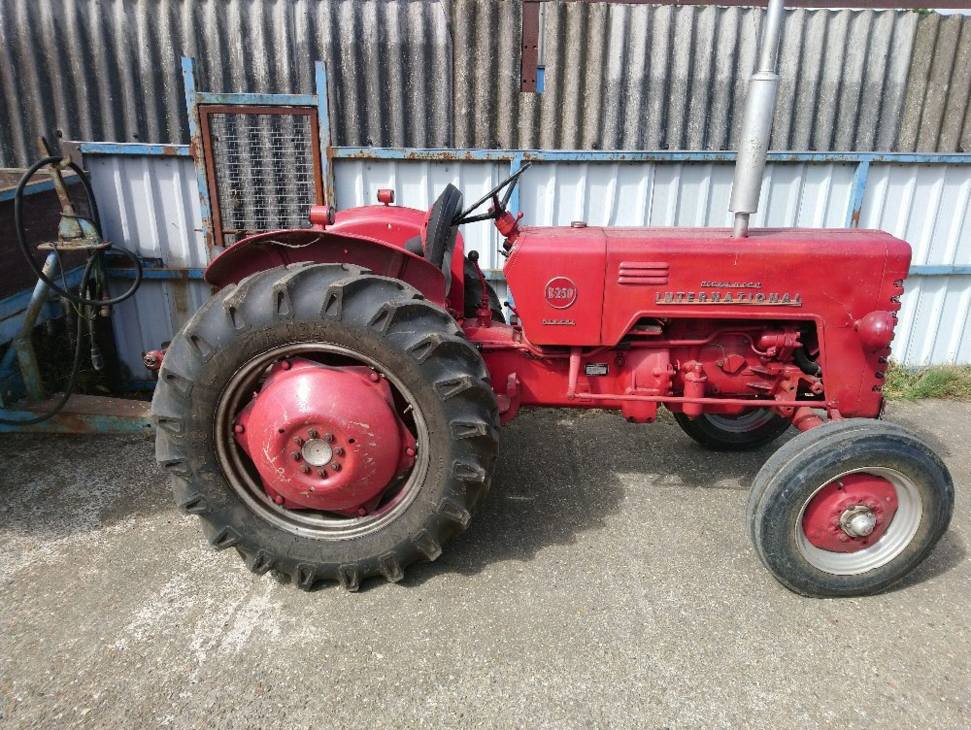 1957 McCormick B250 2wd Tractor, Reg VRT 691 Serial no. 064, B250 12.4 R 28 rear w/t, 6. - Image 2 of 8