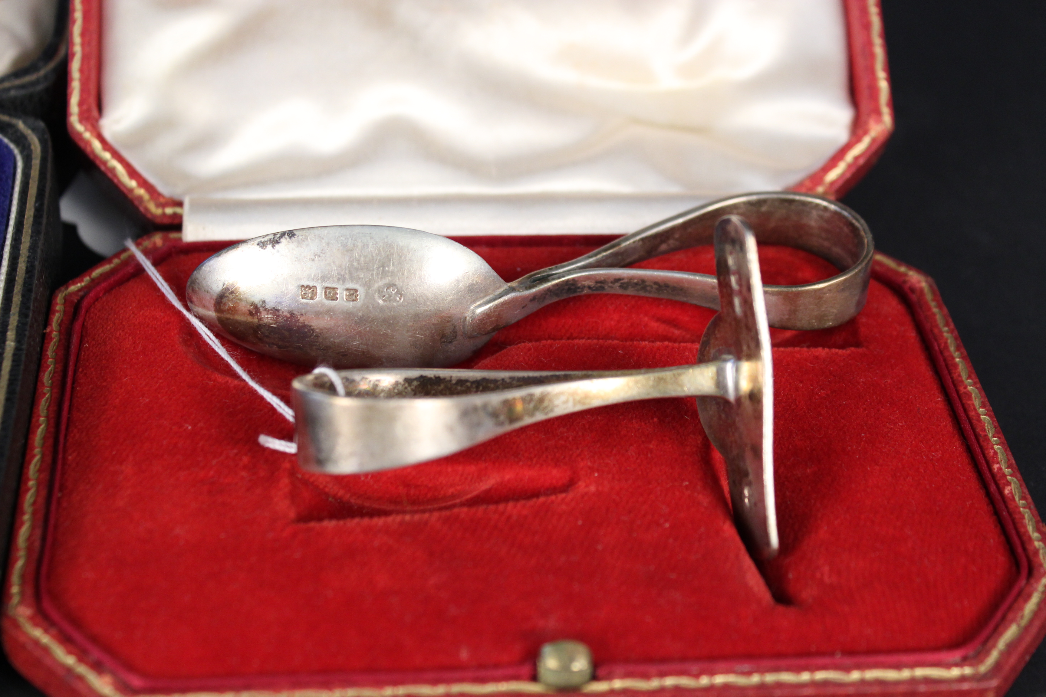 Two cased silver child's feeding sets (pusher and spoon), one by Harrods, London 1933, - Image 2 of 3