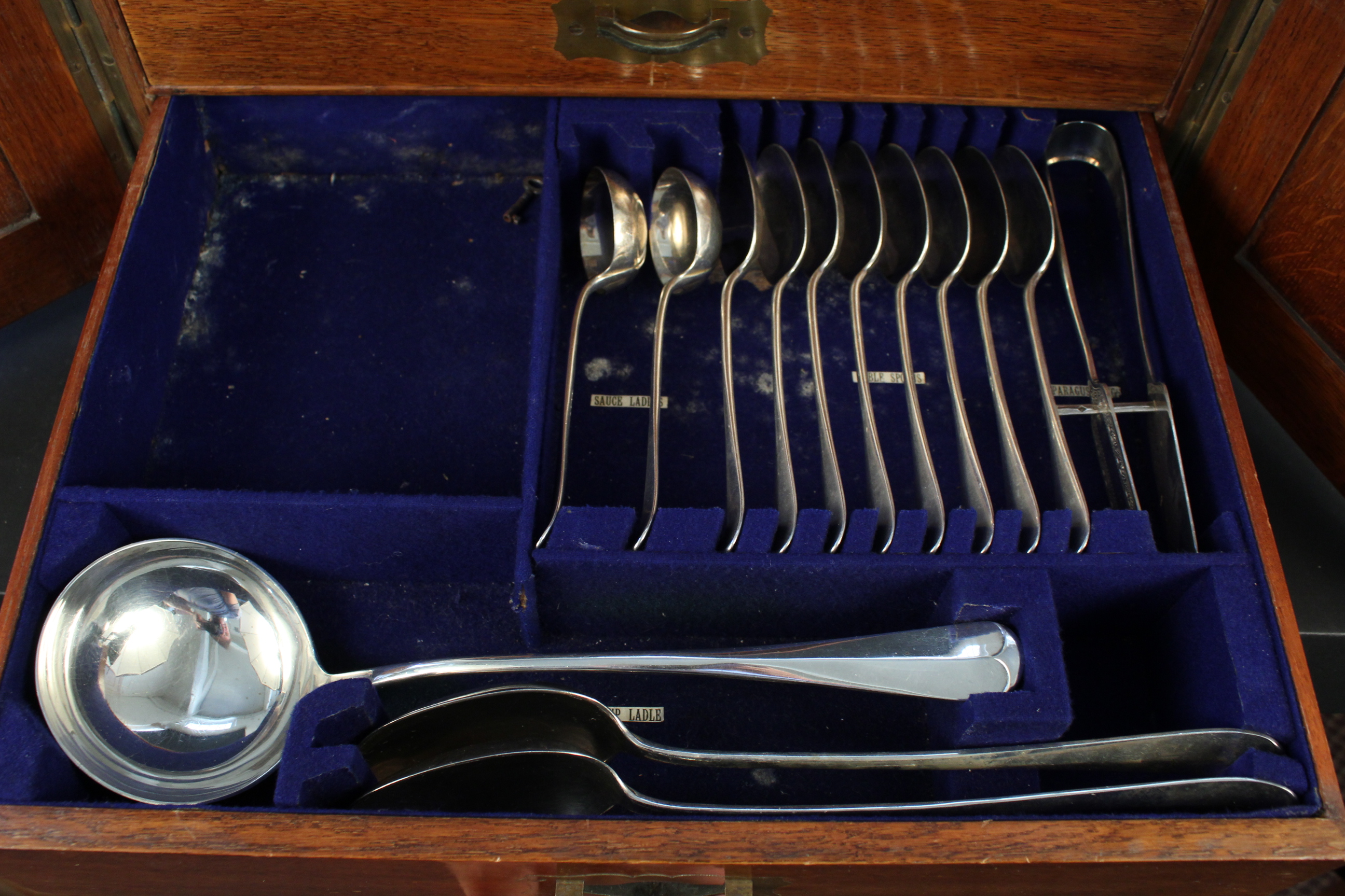 A canteen of silver rat tail cutlery, twelve place setting comprising of twelve dessert spoons, - Image 4 of 6