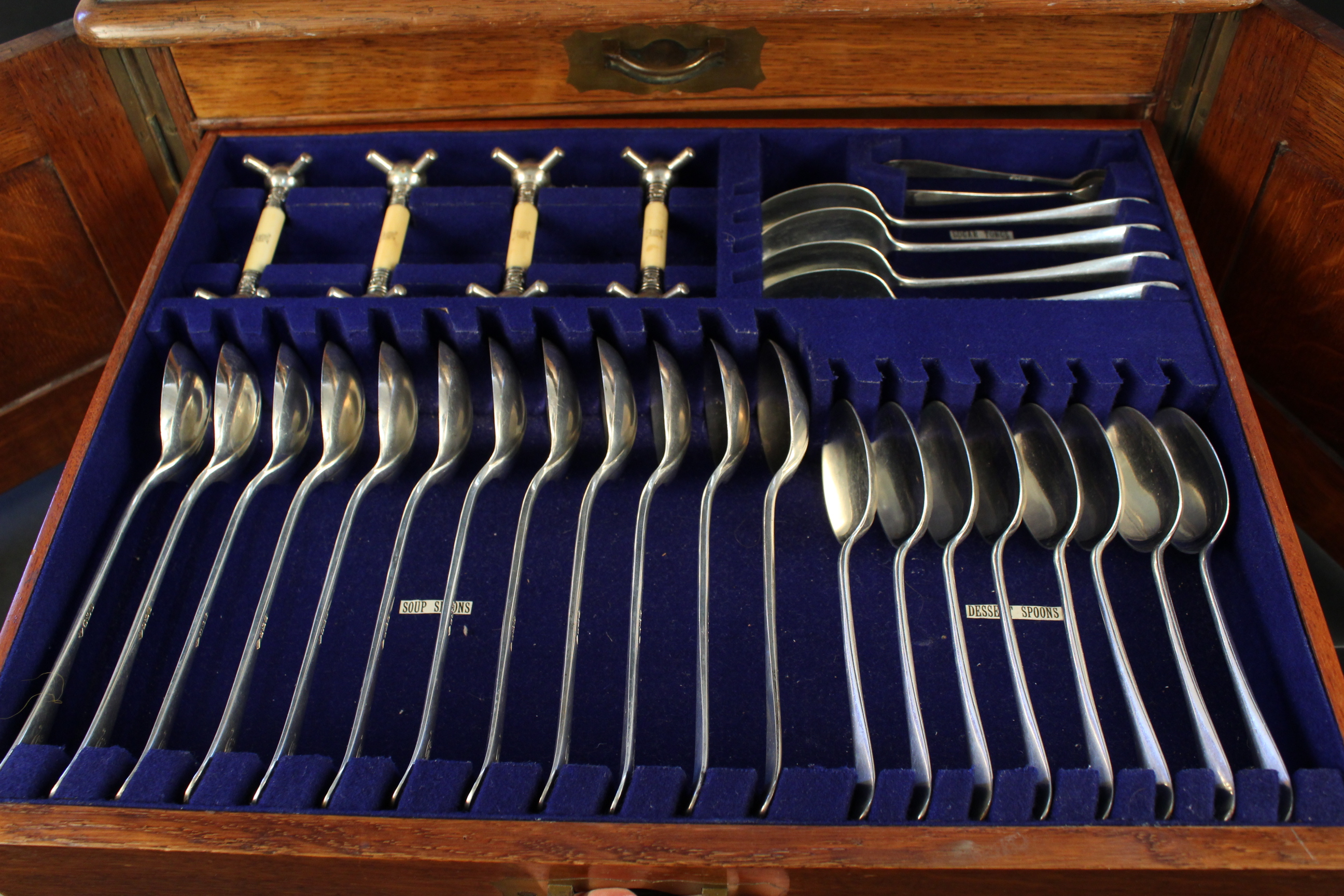 A canteen of silver rat tail cutlery, twelve place setting comprising of twelve dessert spoons, - Image 3 of 6