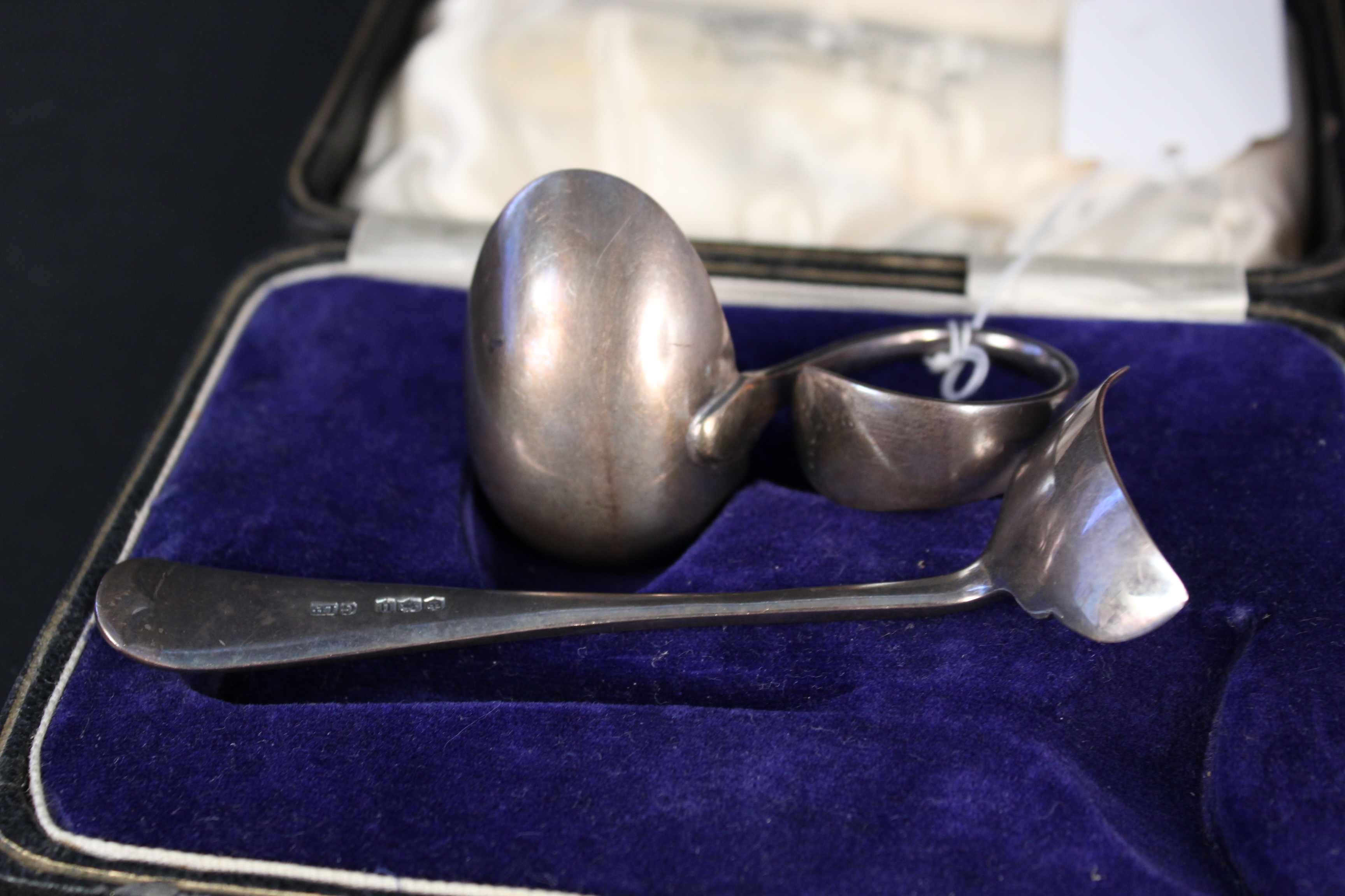 Two cased silver child's feeding sets (pusher and spoon), one by Harrods, London 1933, - Image 3 of 3