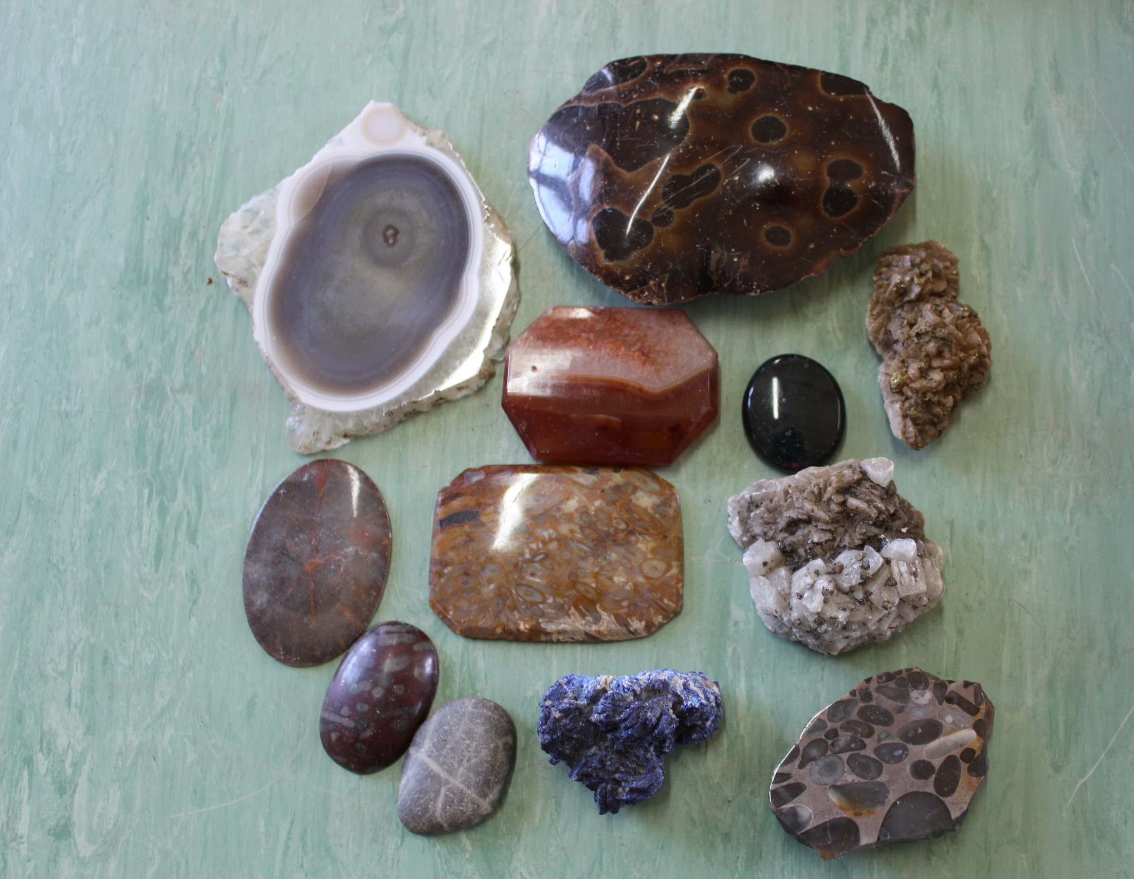 A small box of various rocks and fossils - Image 3 of 3