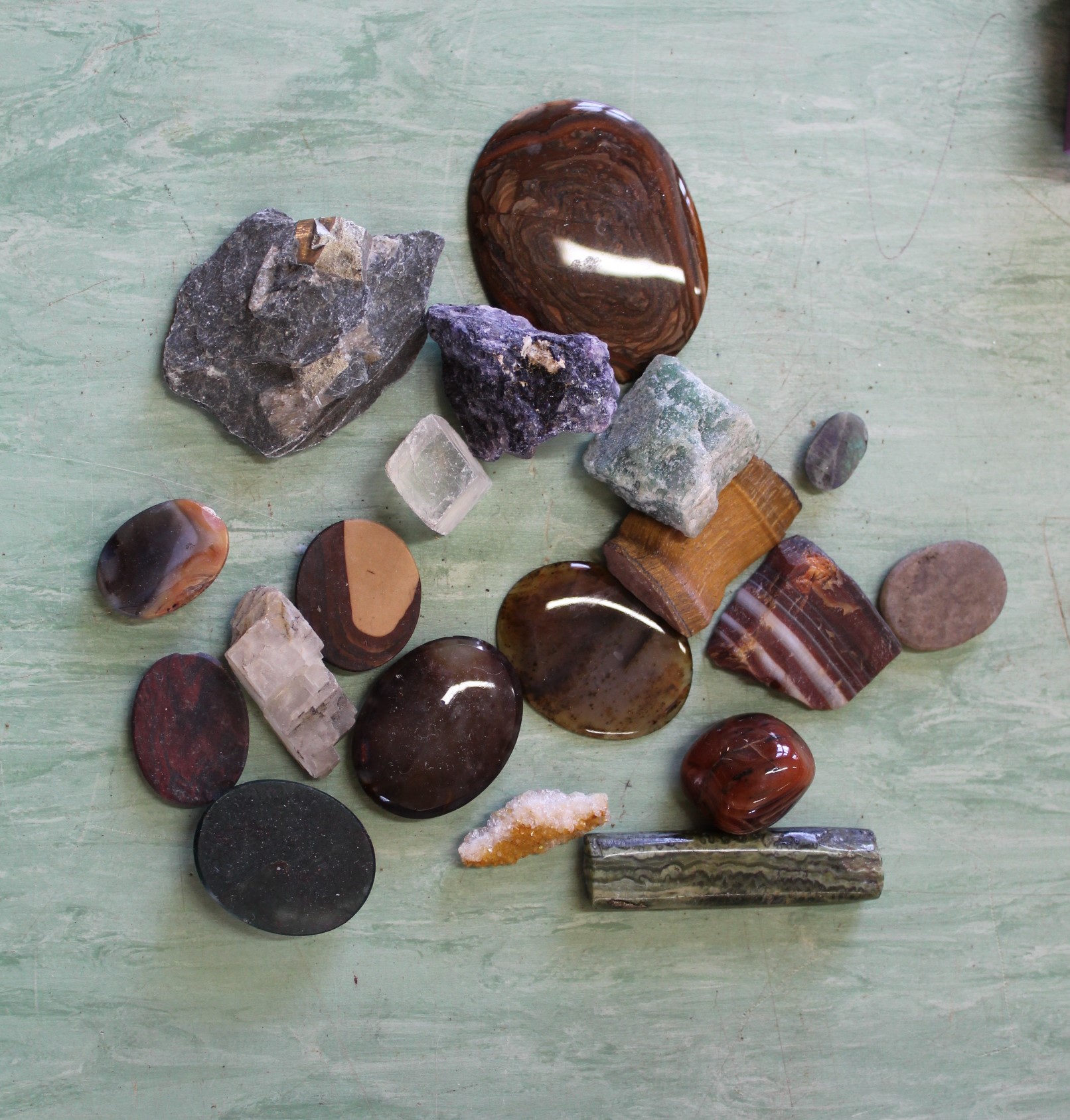 A small box of various rocks and fossils - Image 2 of 3