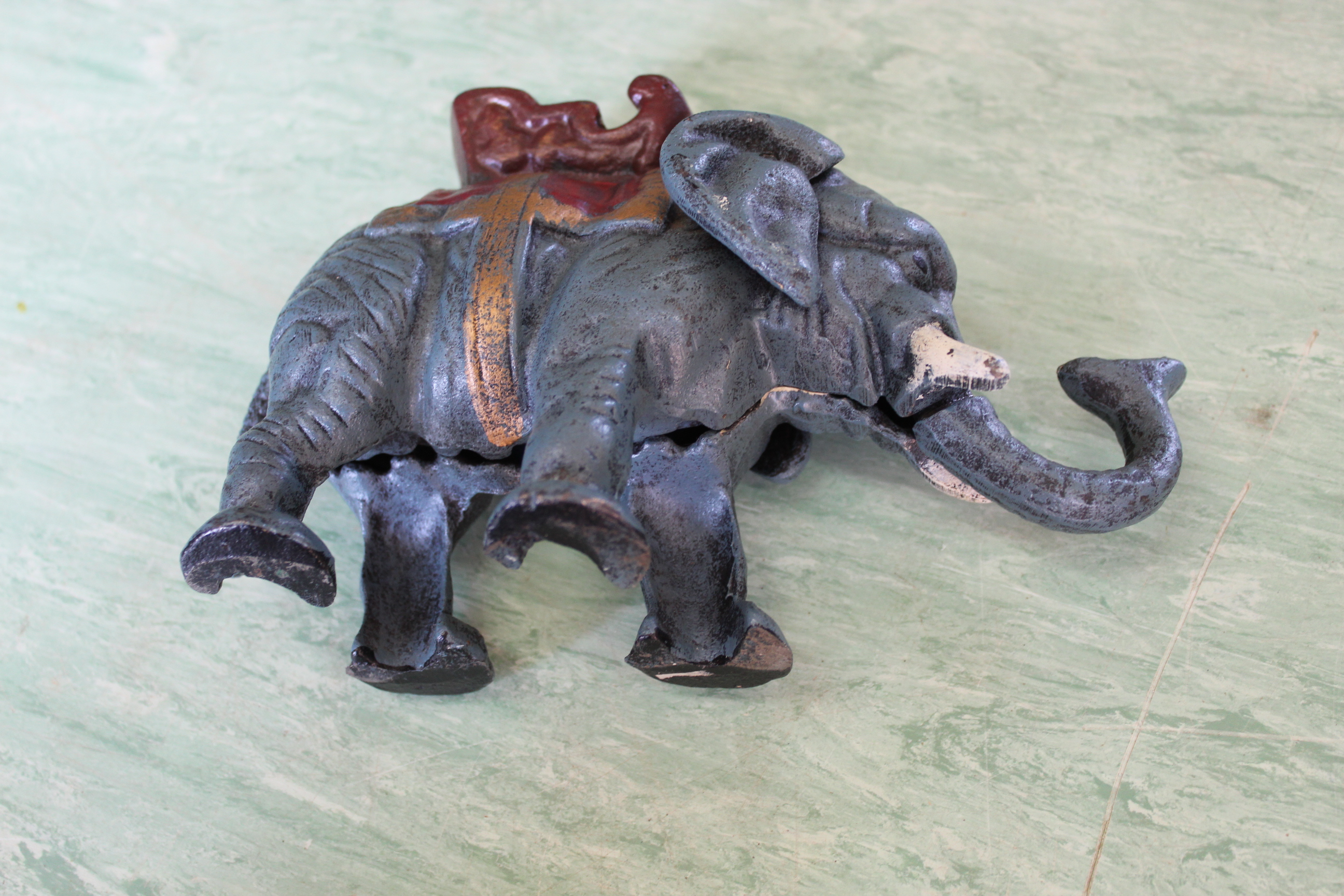 A cast metal elephant money box together with a vintage camera light meter - Image 2 of 2