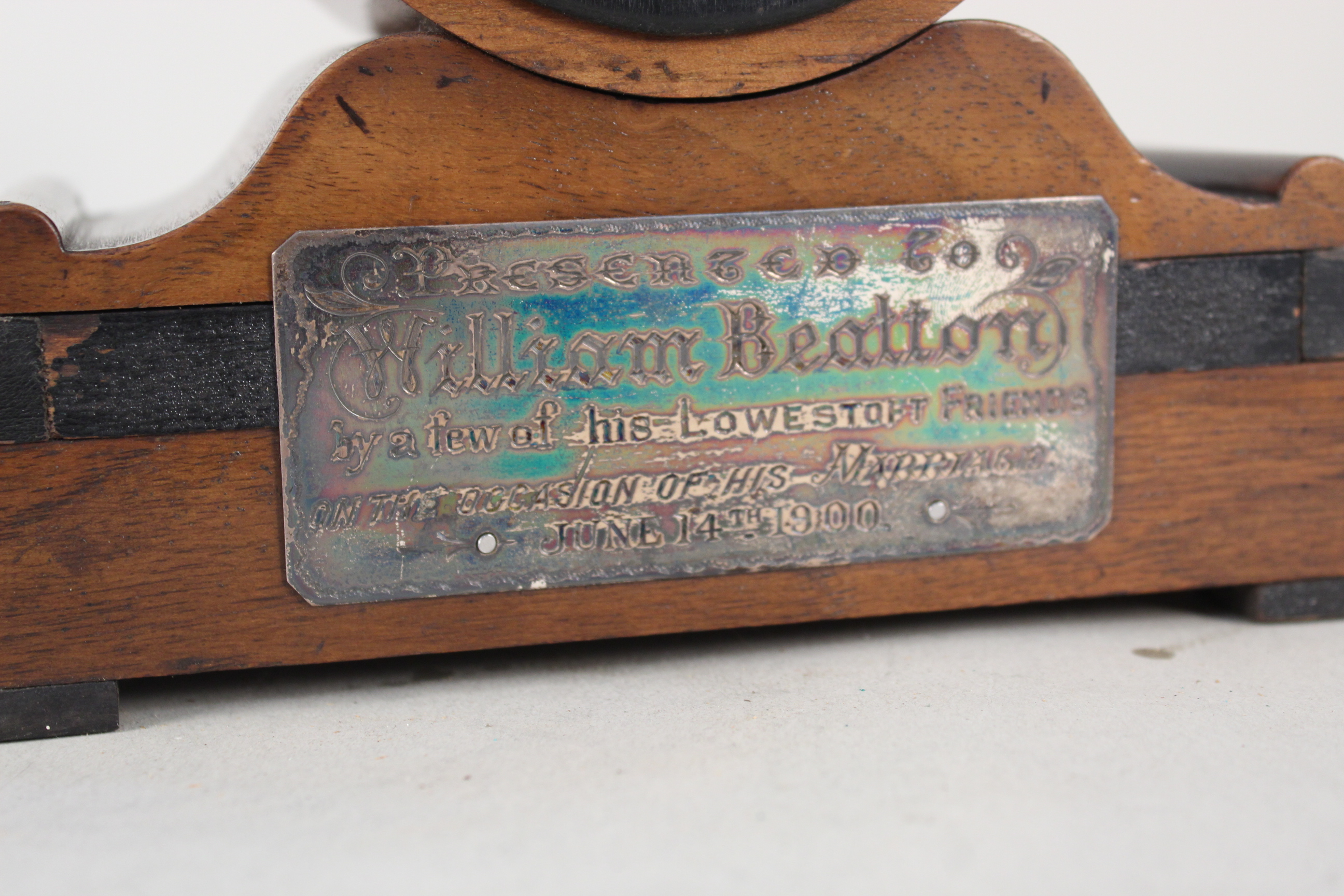 A late 19th Century mahogany cased mantel clock with plated plaque featuring Lowestoft reference - Image 3 of 4