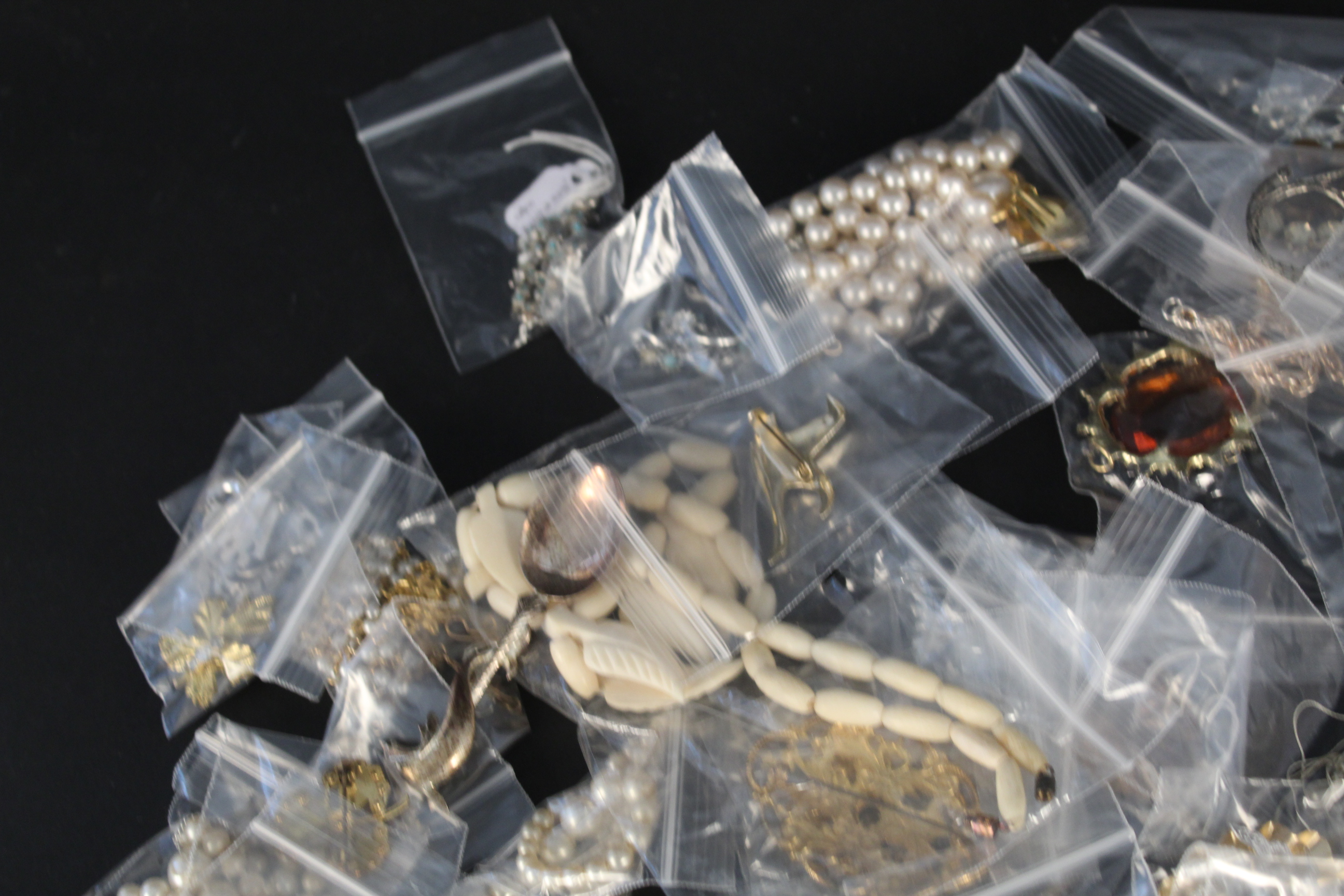 A quantity of costume jewellery, - Image 3 of 3