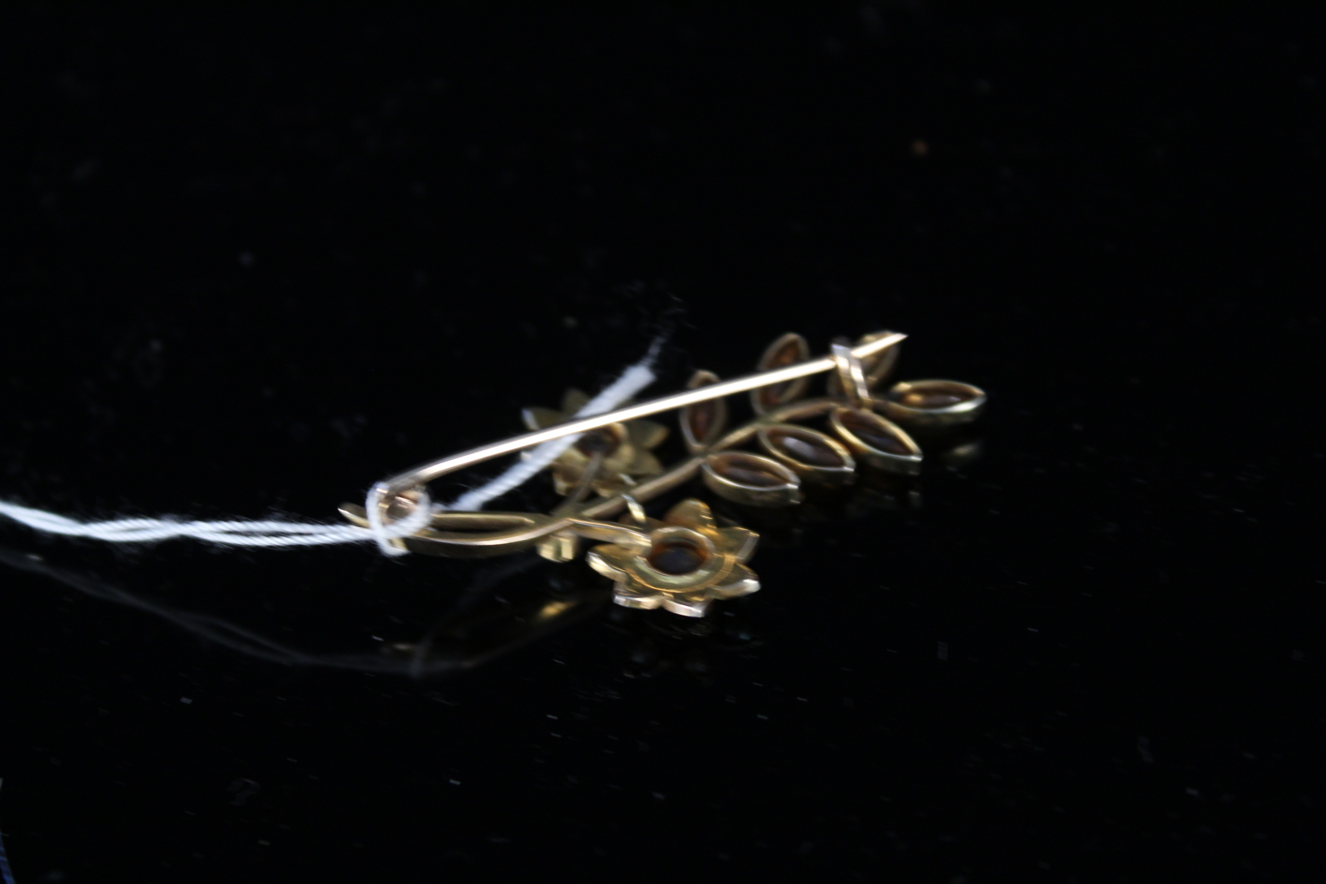 A yellow metal flower spray brooch with seed pearls - Image 2 of 3