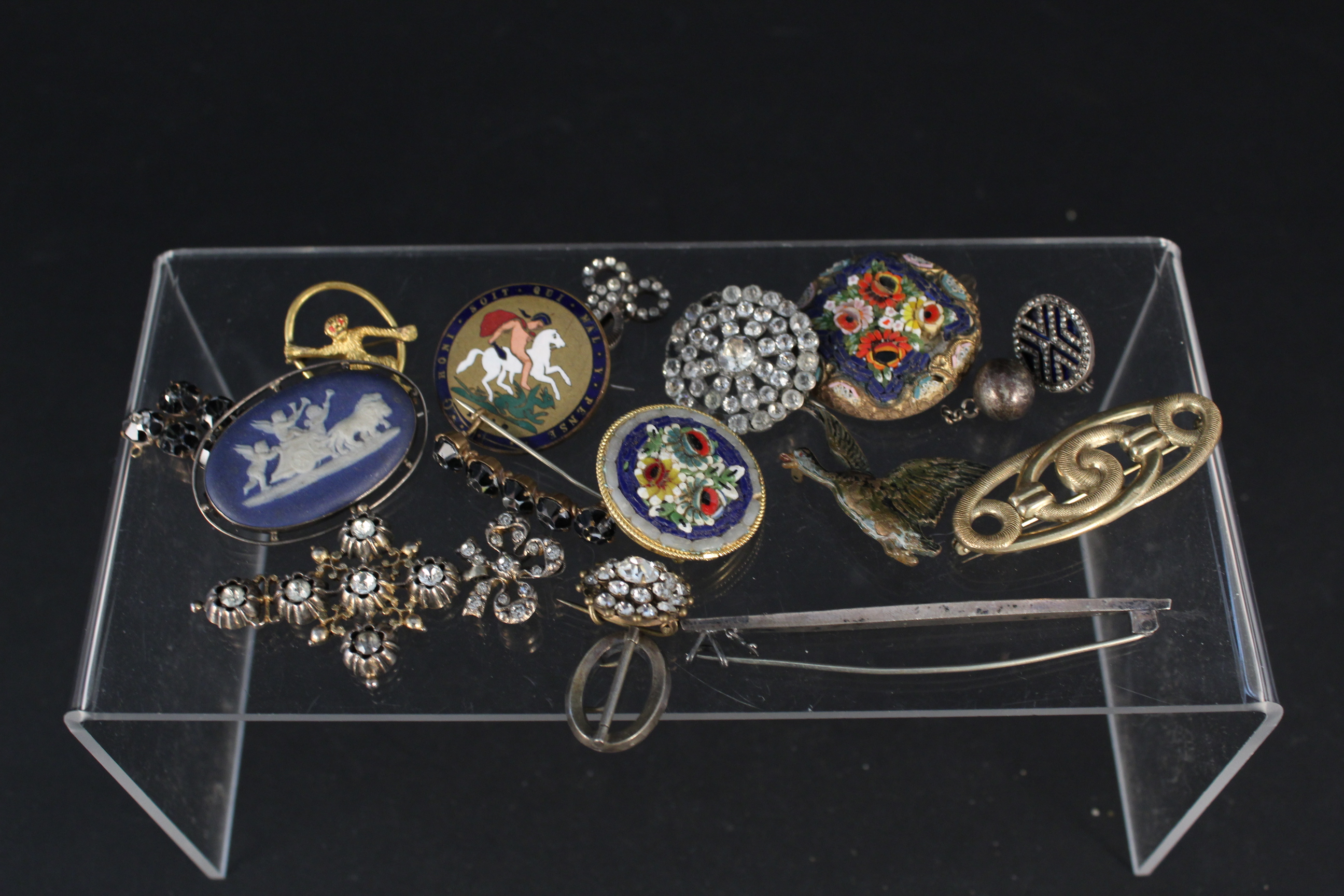 Mixed brooches, most of which are costume jewellery, various styles including paste set,