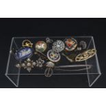 Mixed brooches, most of which are costume jewellery, various styles including paste set,