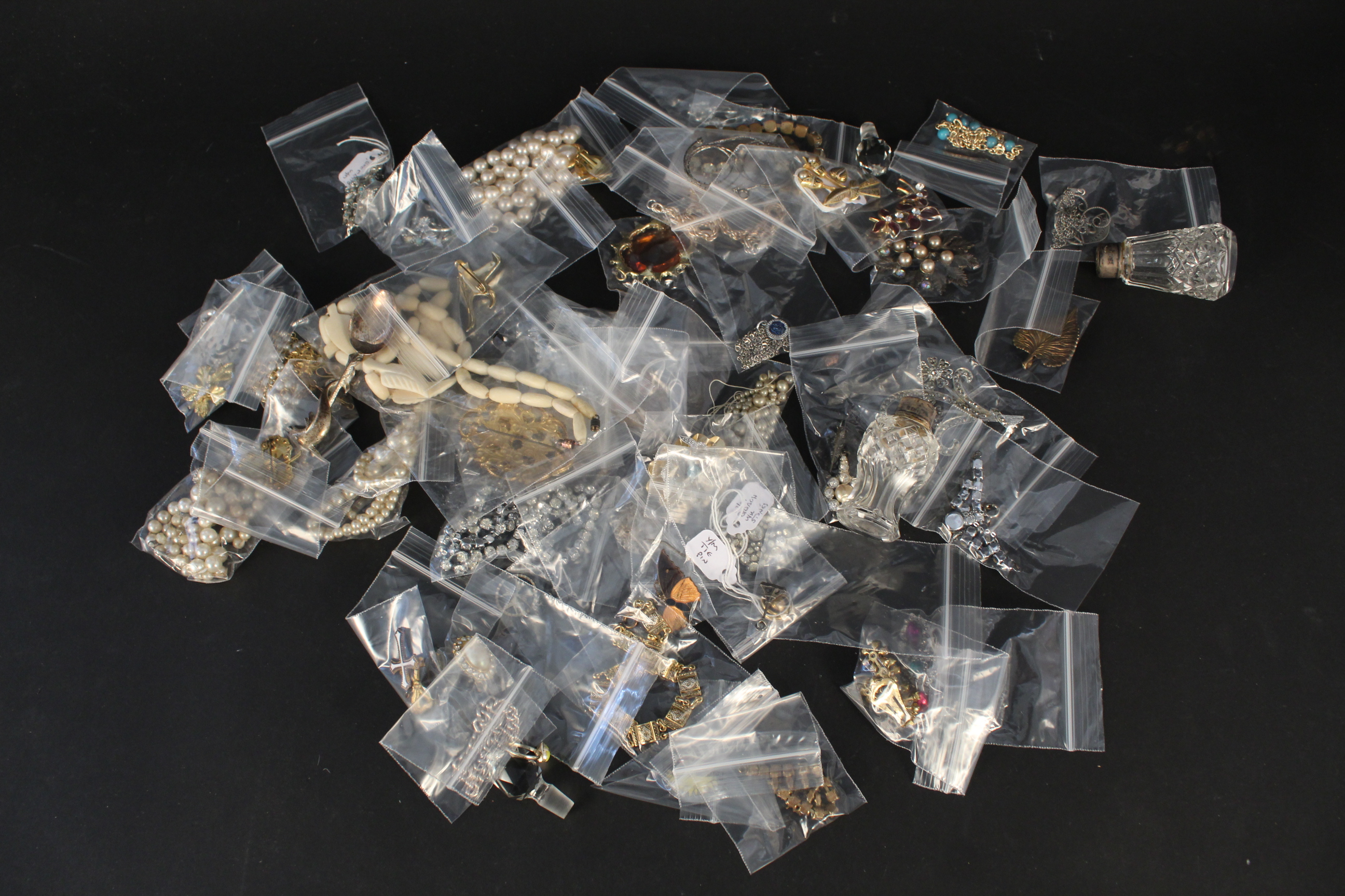 A quantity of costume jewellery,