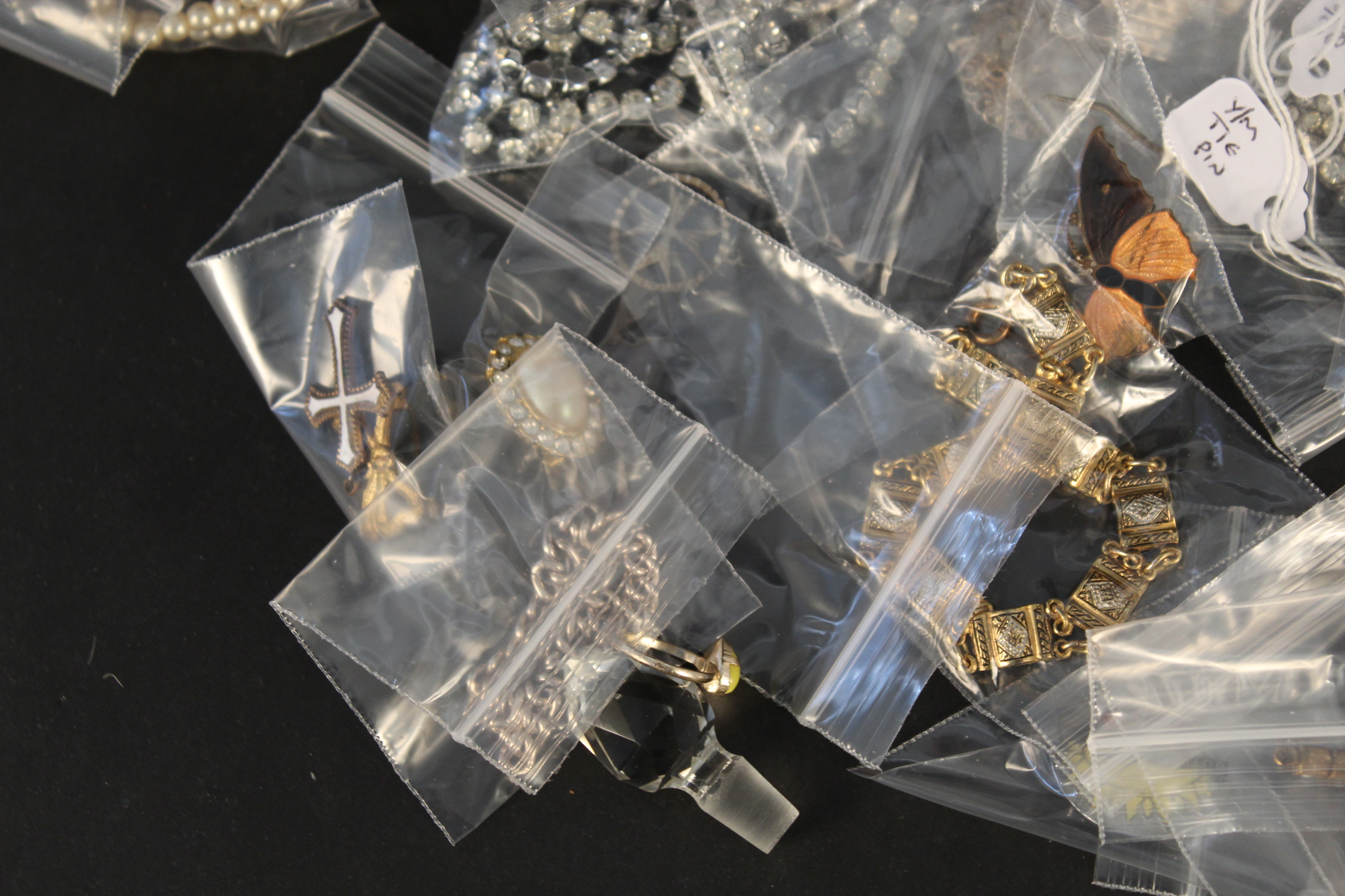 A quantity of costume jewellery, - Image 2 of 3