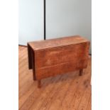 An early 19th Century oak drop leaf table