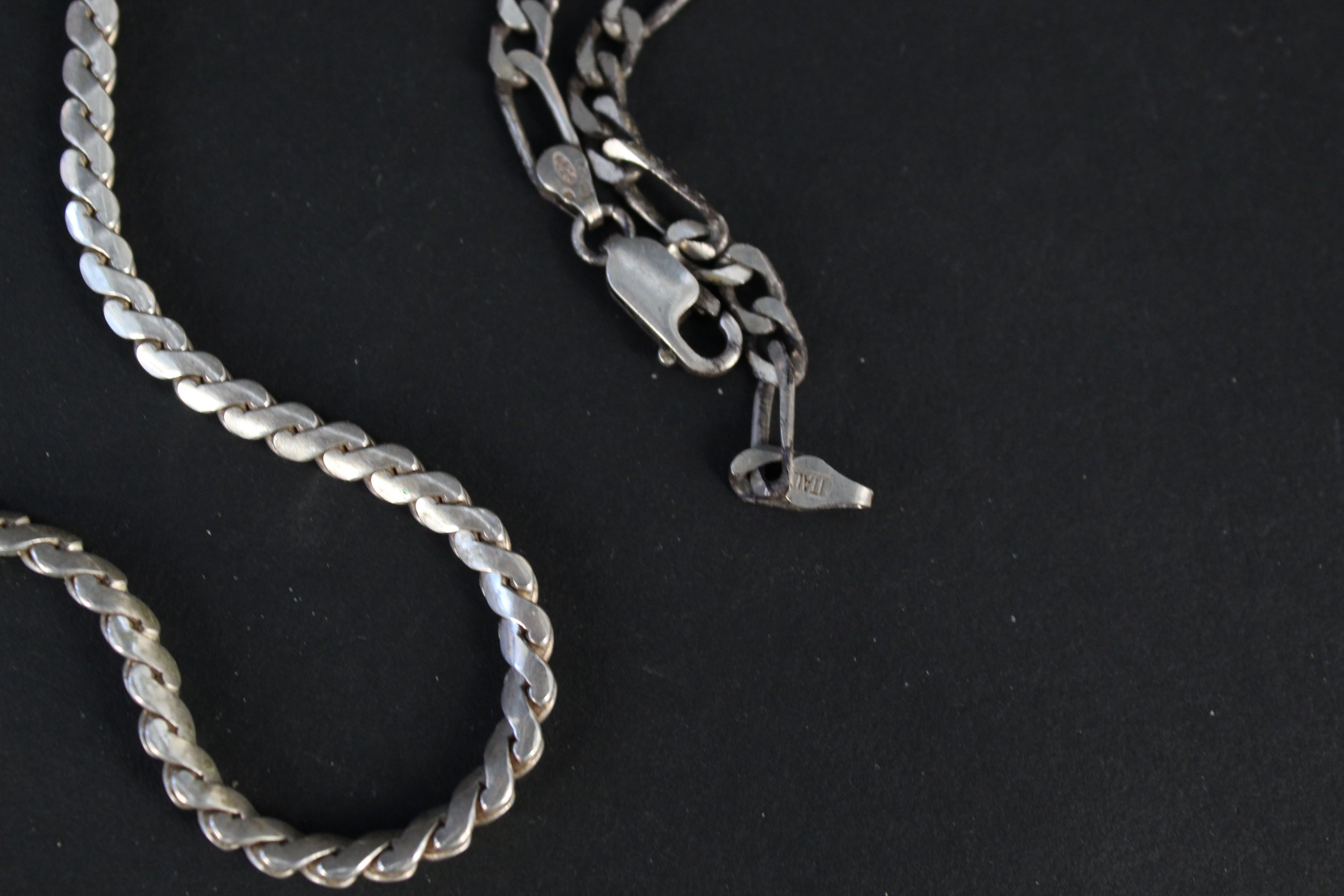 A matching white metal choker and bracelet set of twisted design with lion head terminals, - Image 3 of 3