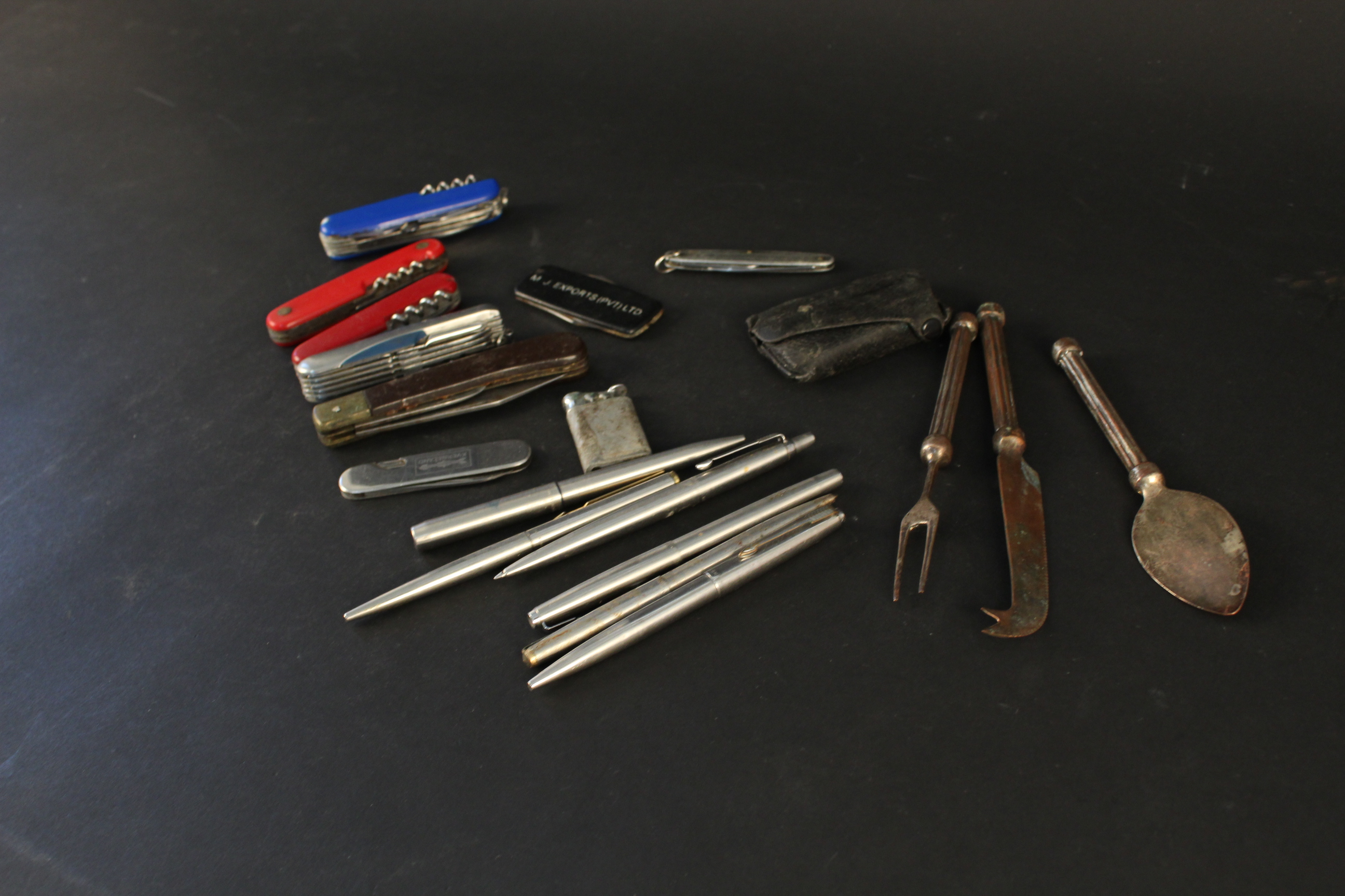 A selection of pens (including Parker pens), folding knives, - Image 2 of 4