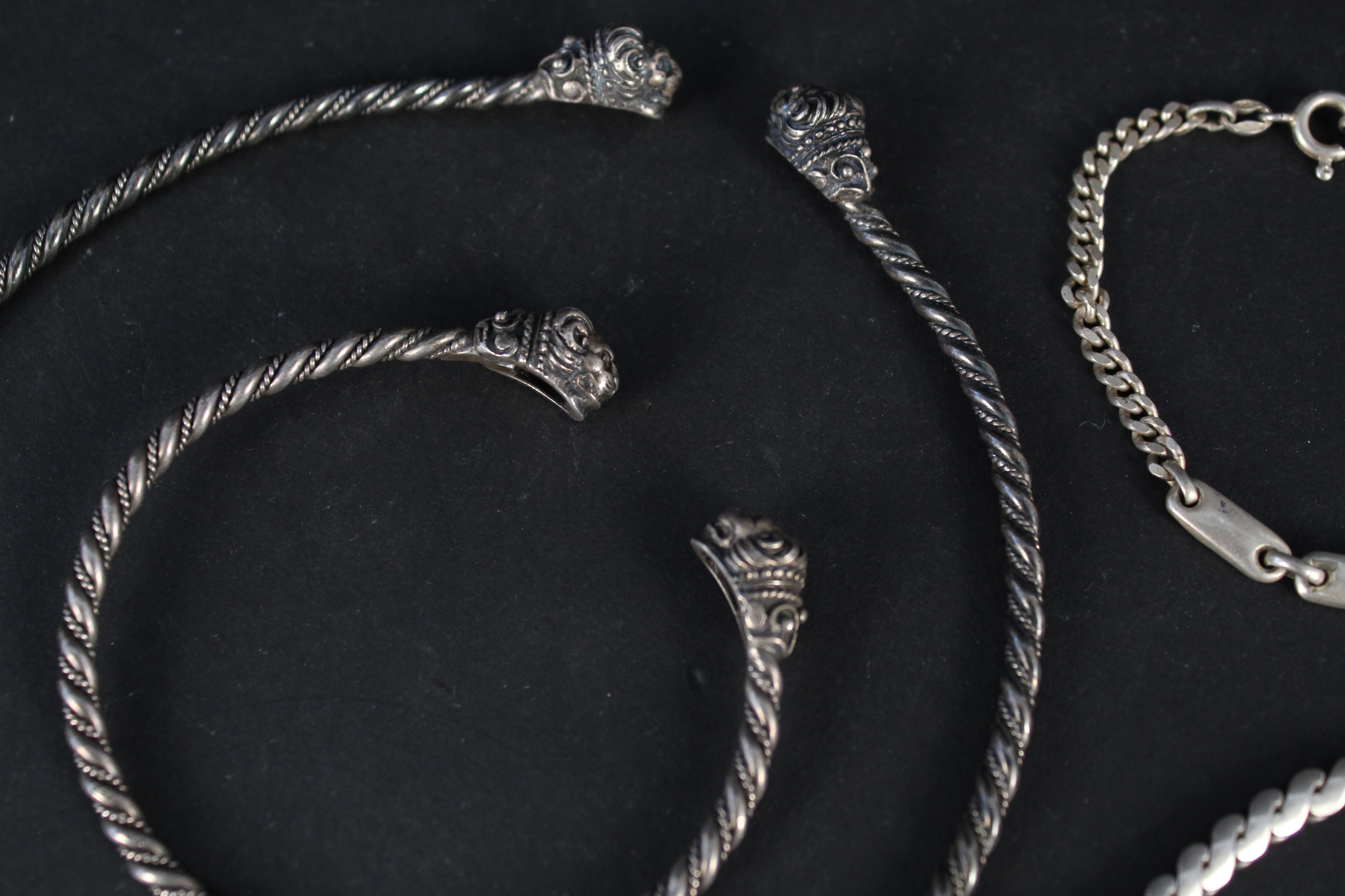 A matching white metal choker and bracelet set of twisted design with lion head terminals, - Image 2 of 3